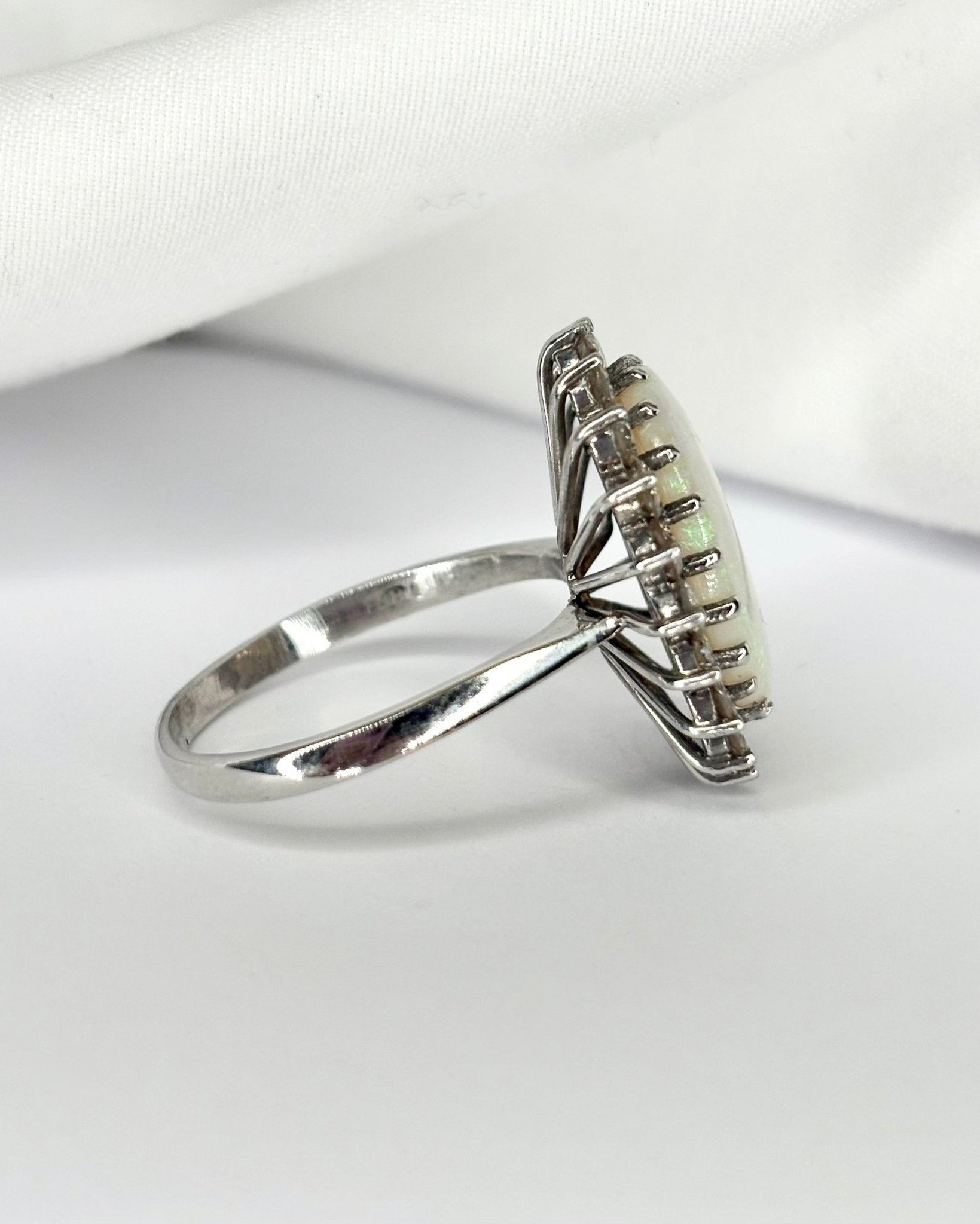 Bague Marguerite Opale 6.40 carats et Diamants 1.40 carat "Wilona" - Elliade Paris