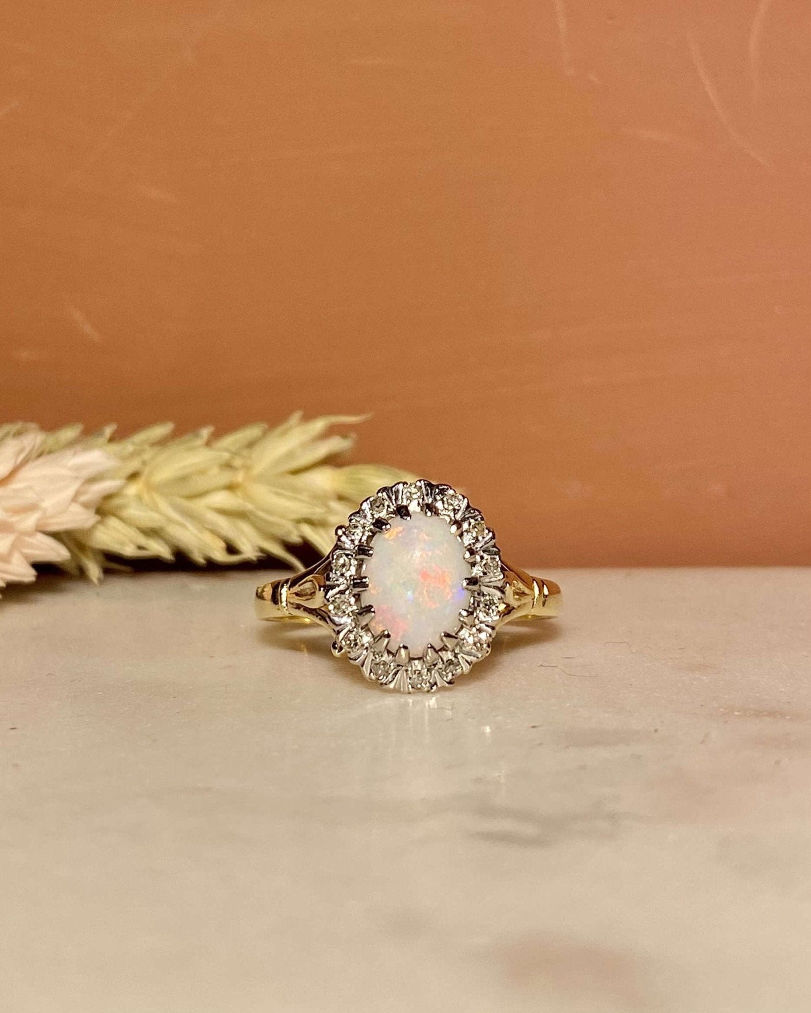 Bague Marguerite Opale Cabochon 0.90 carat & Diamants "Orianne" - Elliade Paris