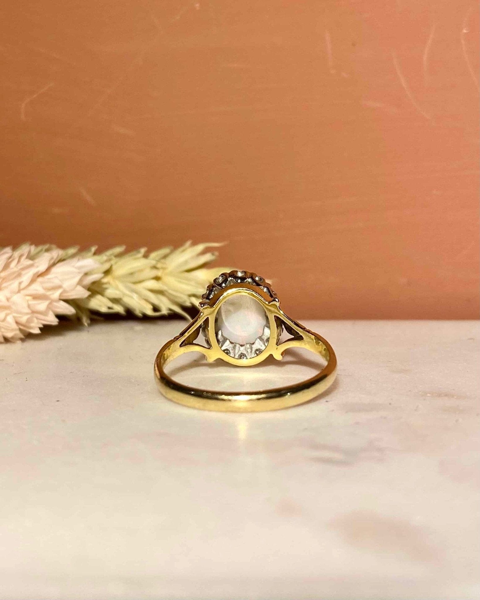 Bague Marguerite Opale Cabochon 0.90 carat & Diamants "Orianne" - Elliade Paris