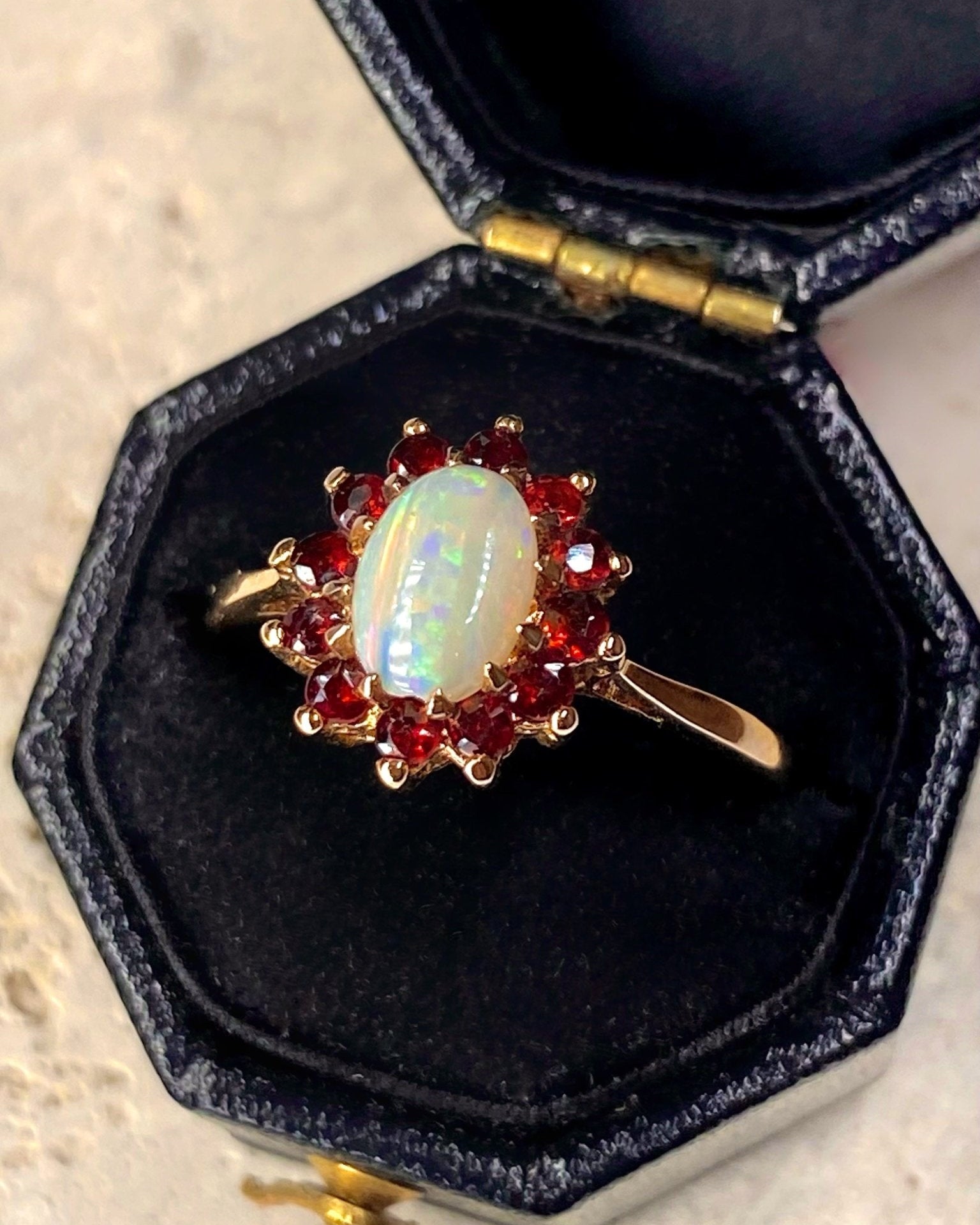 Bague Marguerite Opale & Grenats "Noé" - Elliade Paris