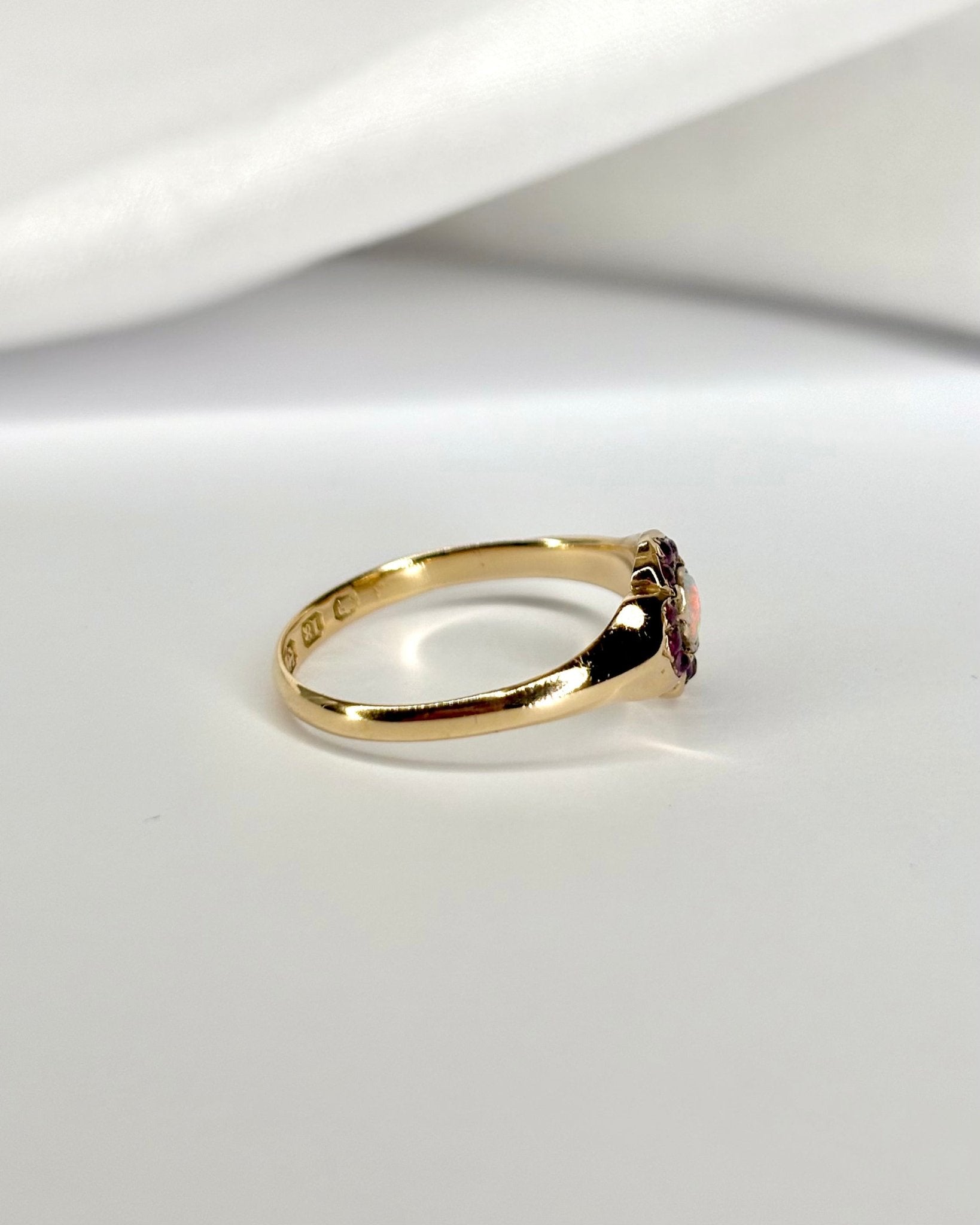 Bague Marguerite Opale & Rubis 0.36 carat "Eden" - Elliade Paris