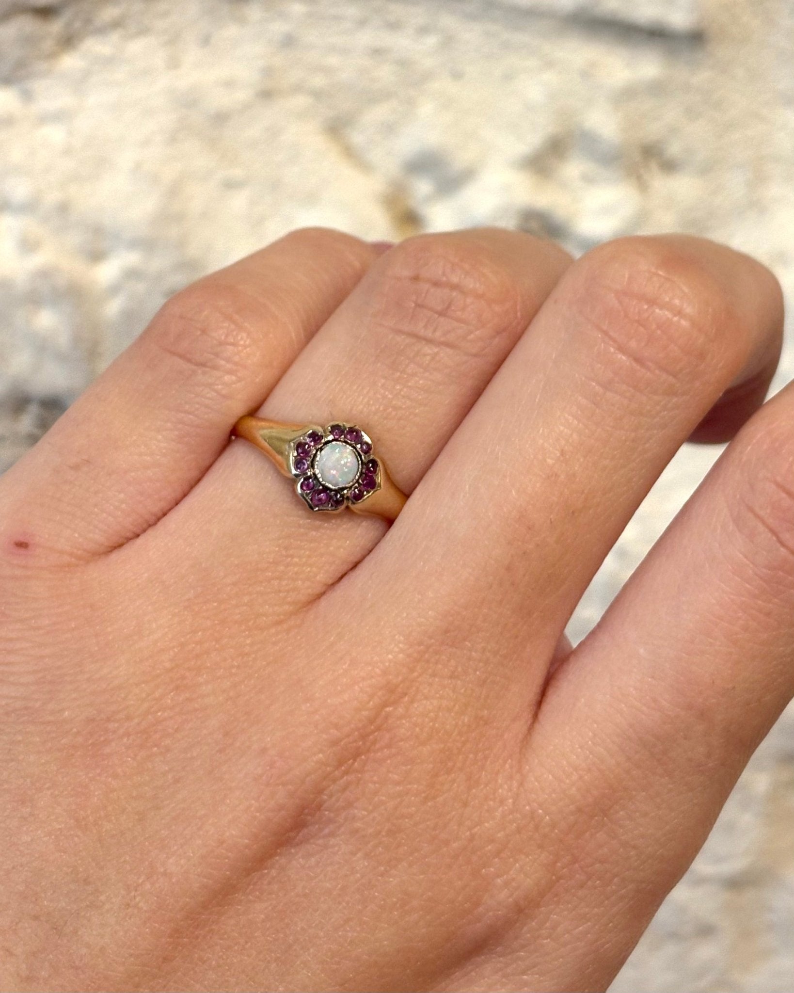 Bague Marguerite Opale & Rubis 0.36 carat "Eden" - Elliade Paris
