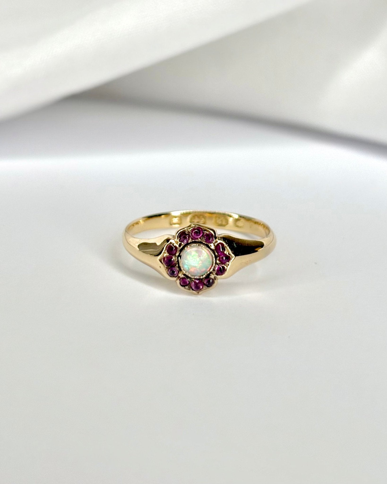 Bague Marguerite Opale & Rubis 0.36 carat "Eden" - Elliade Paris