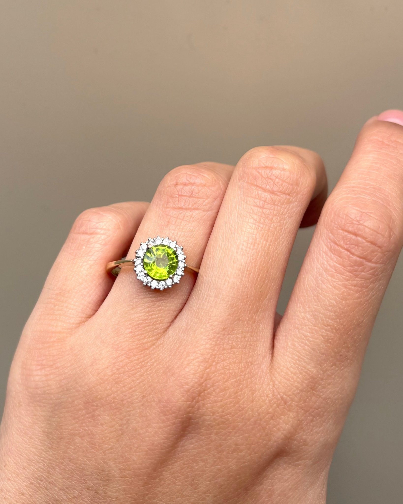 Bague Marguerite Péridot 1.50 carat & 18 Diamants "Lina" - Elliade Paris