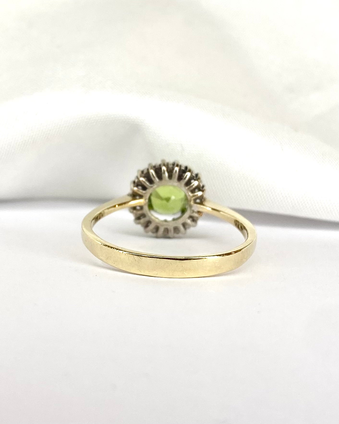 Bague Marguerite Péridot 1.50 carat & 18 Diamants "Lina" - Elliade Paris