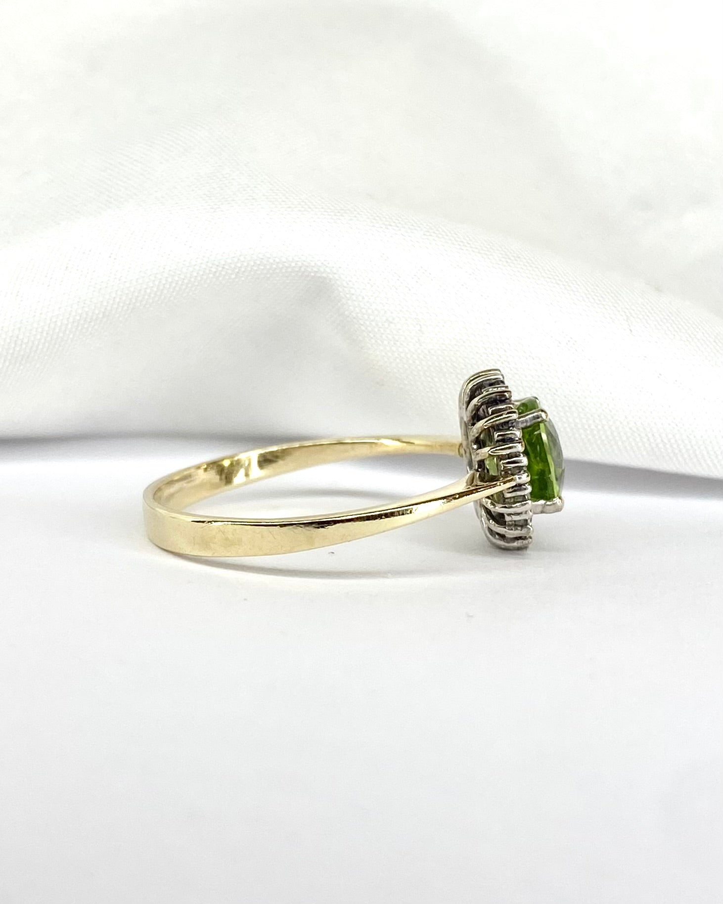 Bague Marguerite Péridot 1.50 carat & 18 Diamants "Lina" - Elliade Paris