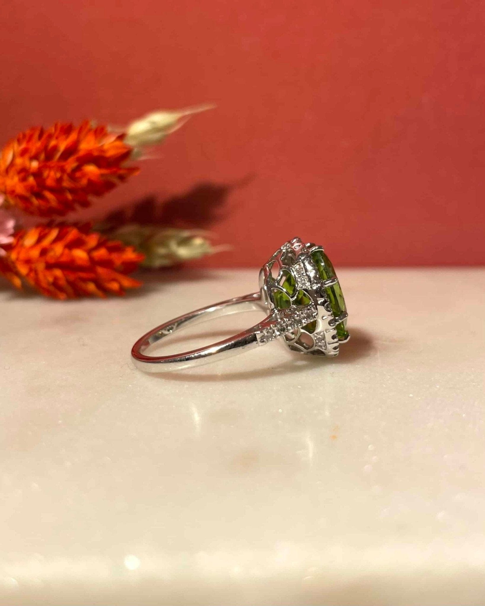 Bague Marguerite Péridot 7.70 Carats & 44 Diamants "Olivia" - Elliade Paris