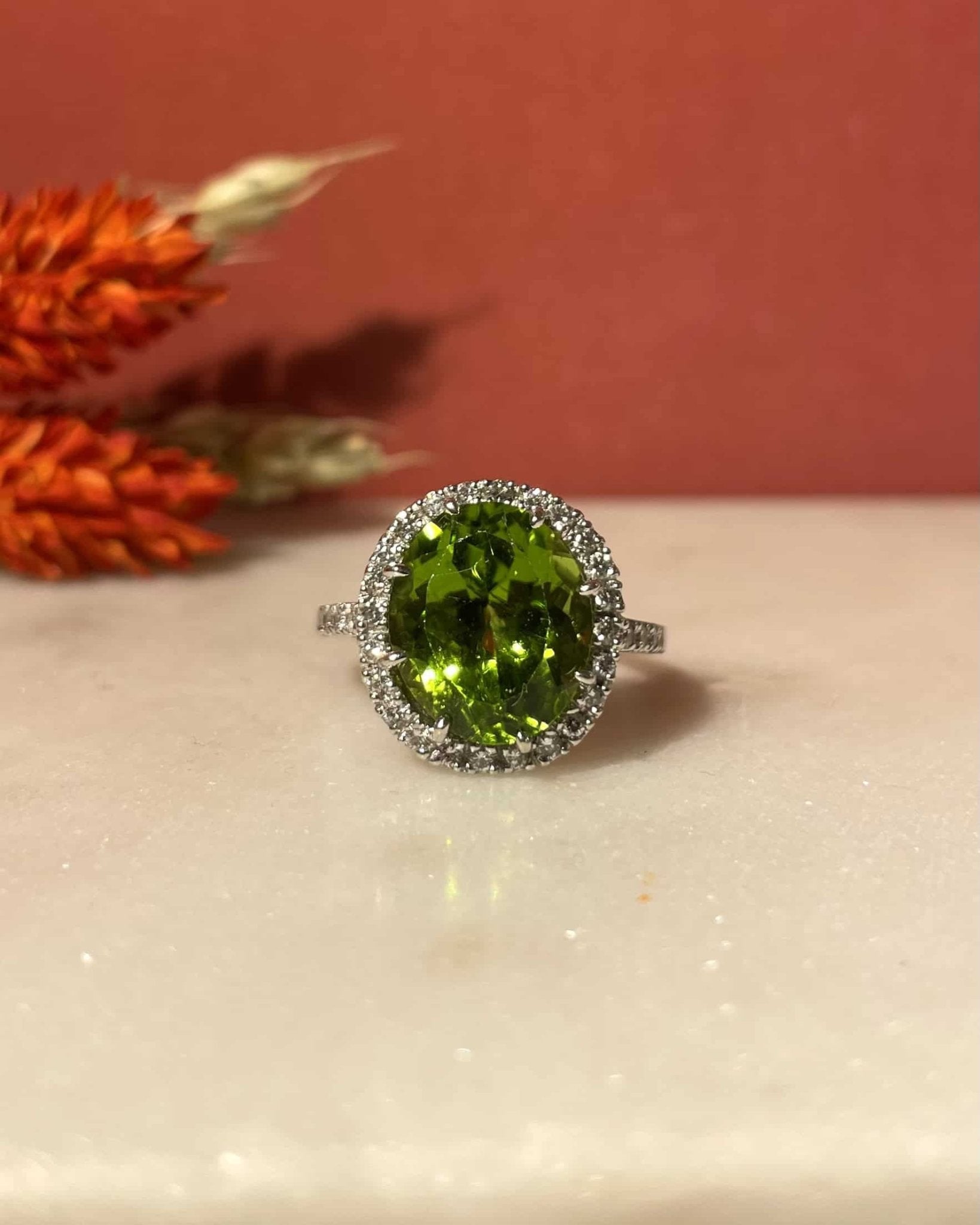 Bague Marguerite Péridot 7.70 Carats & 44 Diamants "Olivia" - Elliade Paris