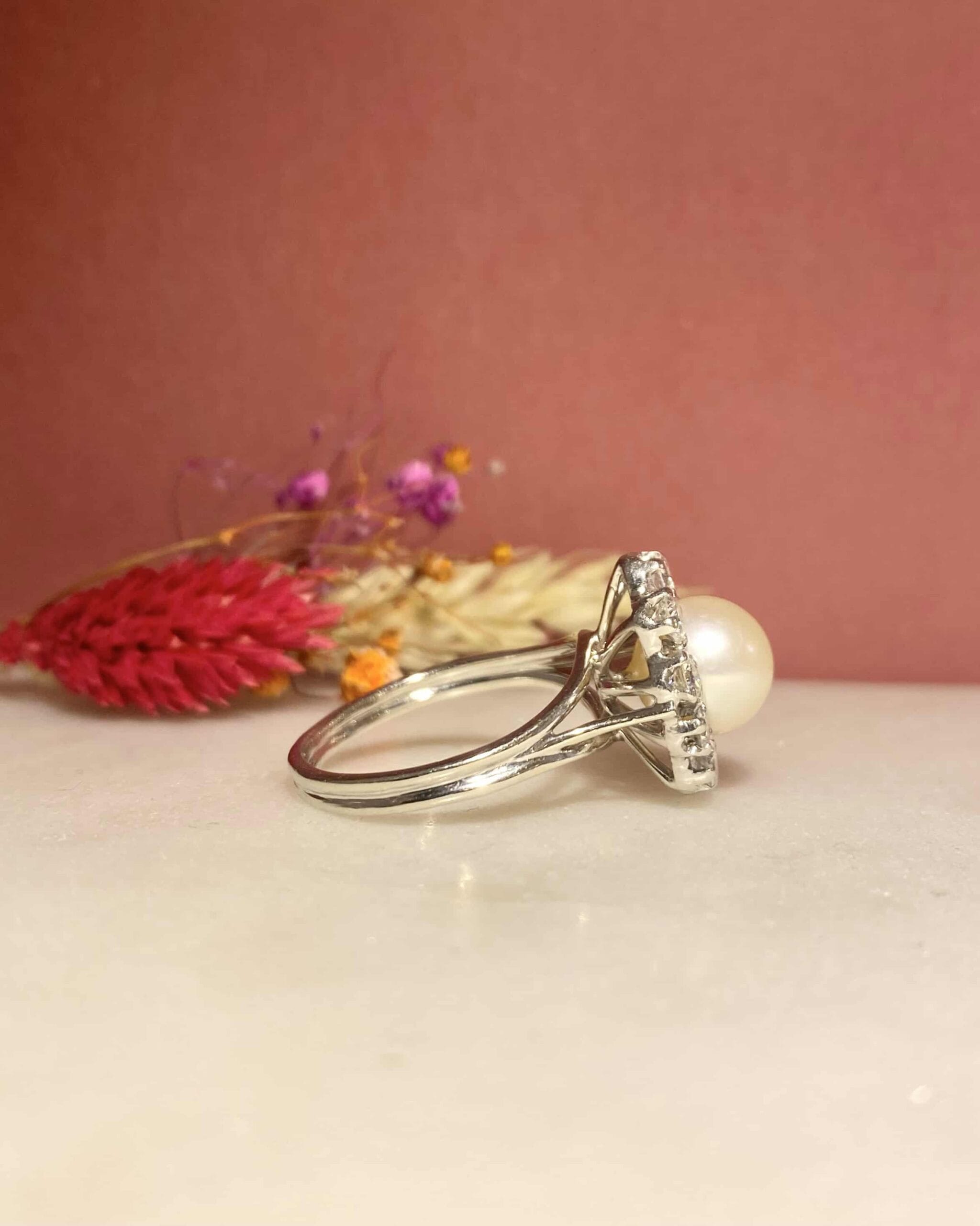 Anillo "Loeva" con margaritas de perla y diamantes de 1 quilate