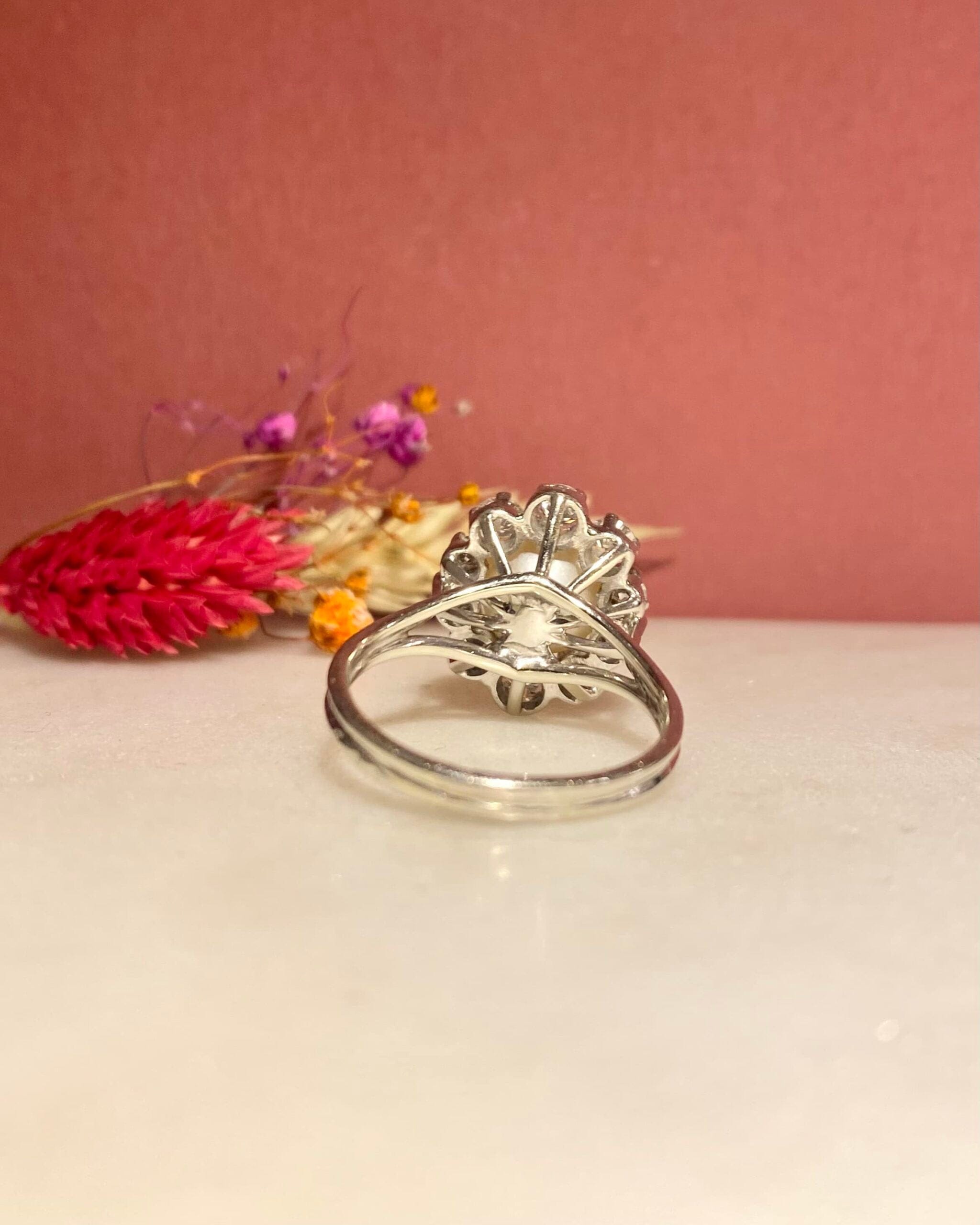 Anillo "Loeva" con margaritas de perla y diamantes de 1 quilate