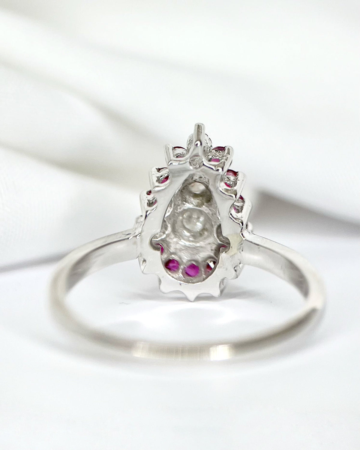 Bague Marguerite Poire Diamants & Rubis "Ariette" - Elliade Paris