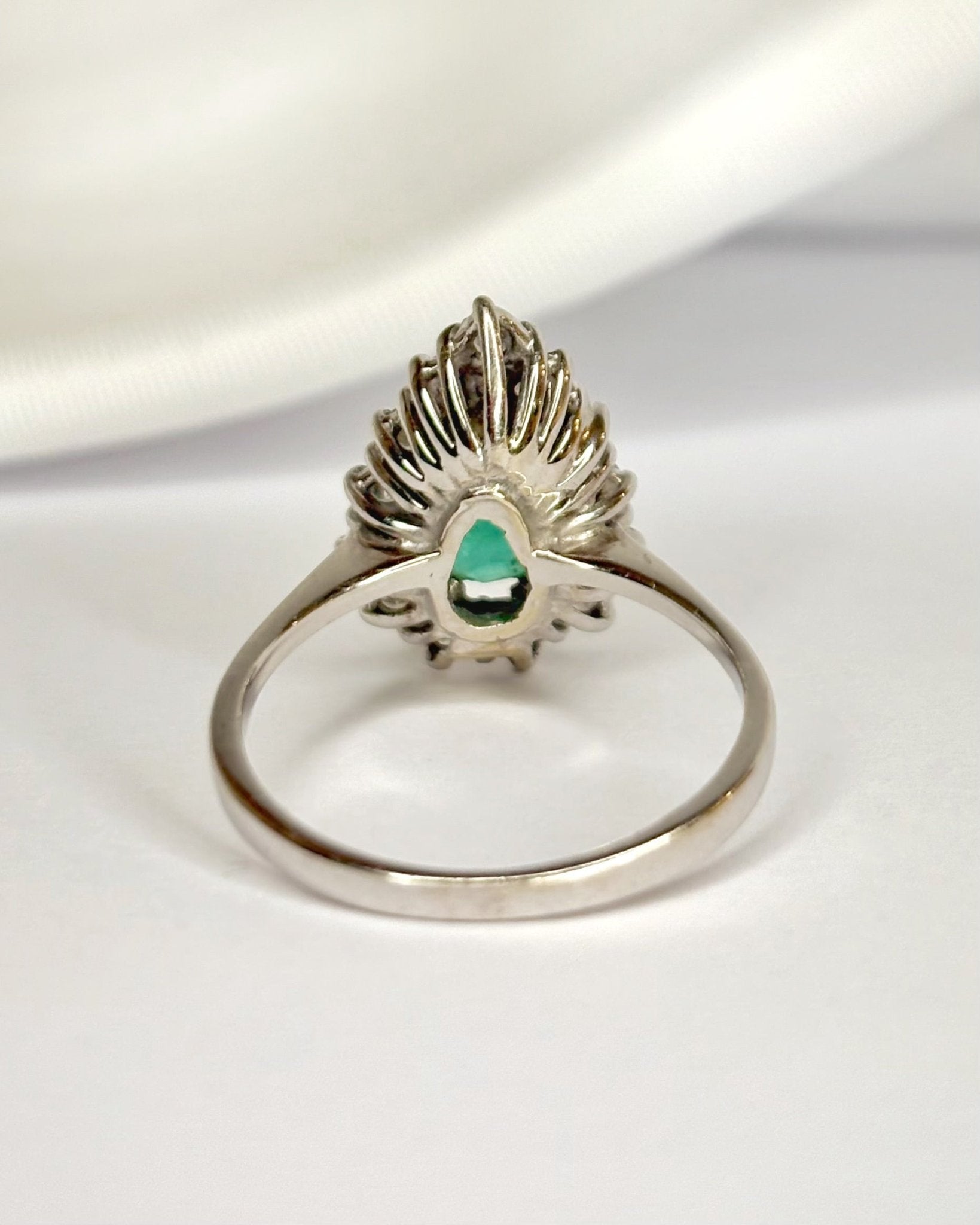 Bague Marguerite Poire Émeraude 0.95 carat & Diamants 0.65 carat "Ylayia" - Elliade Paris