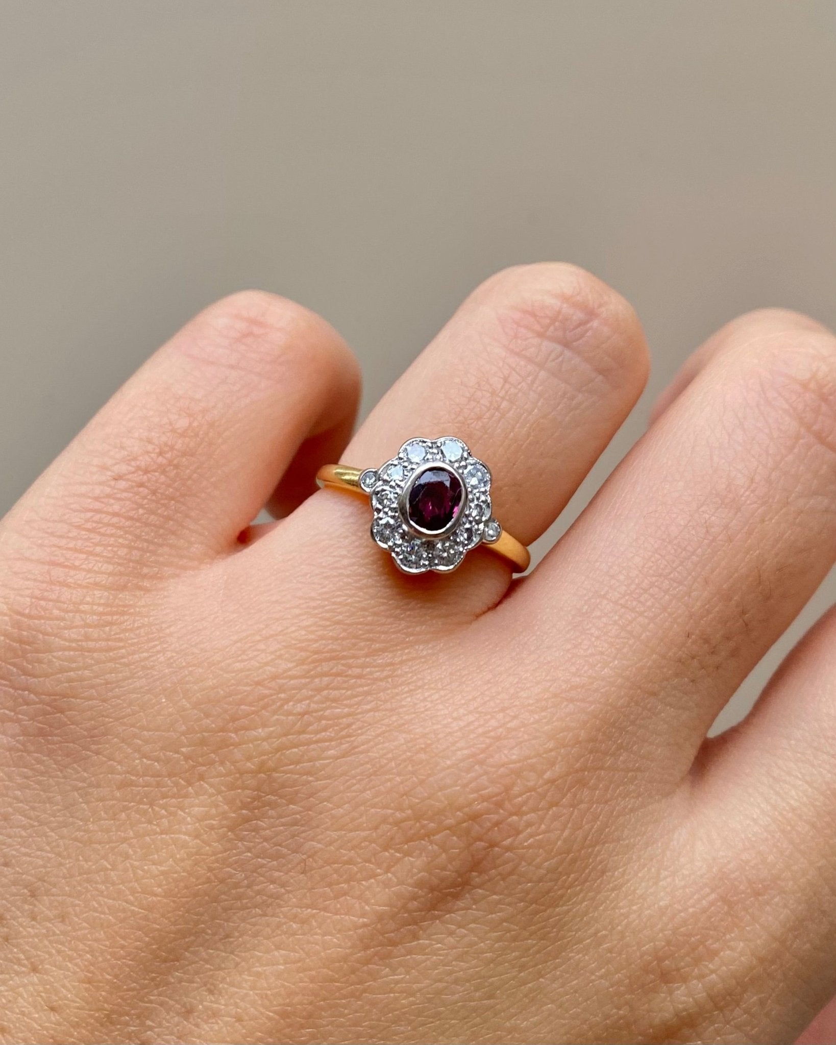 Bague Marguerite Rubis 0.34 carat & 12 Diamants "Suzanne" - Elliade Paris