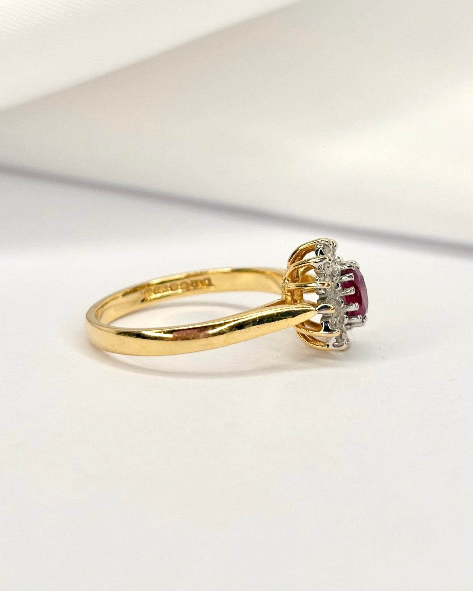 Bague Marguerite Rubis 0.42 carat & 12 Diamants "Adisson" - Elliade Paris