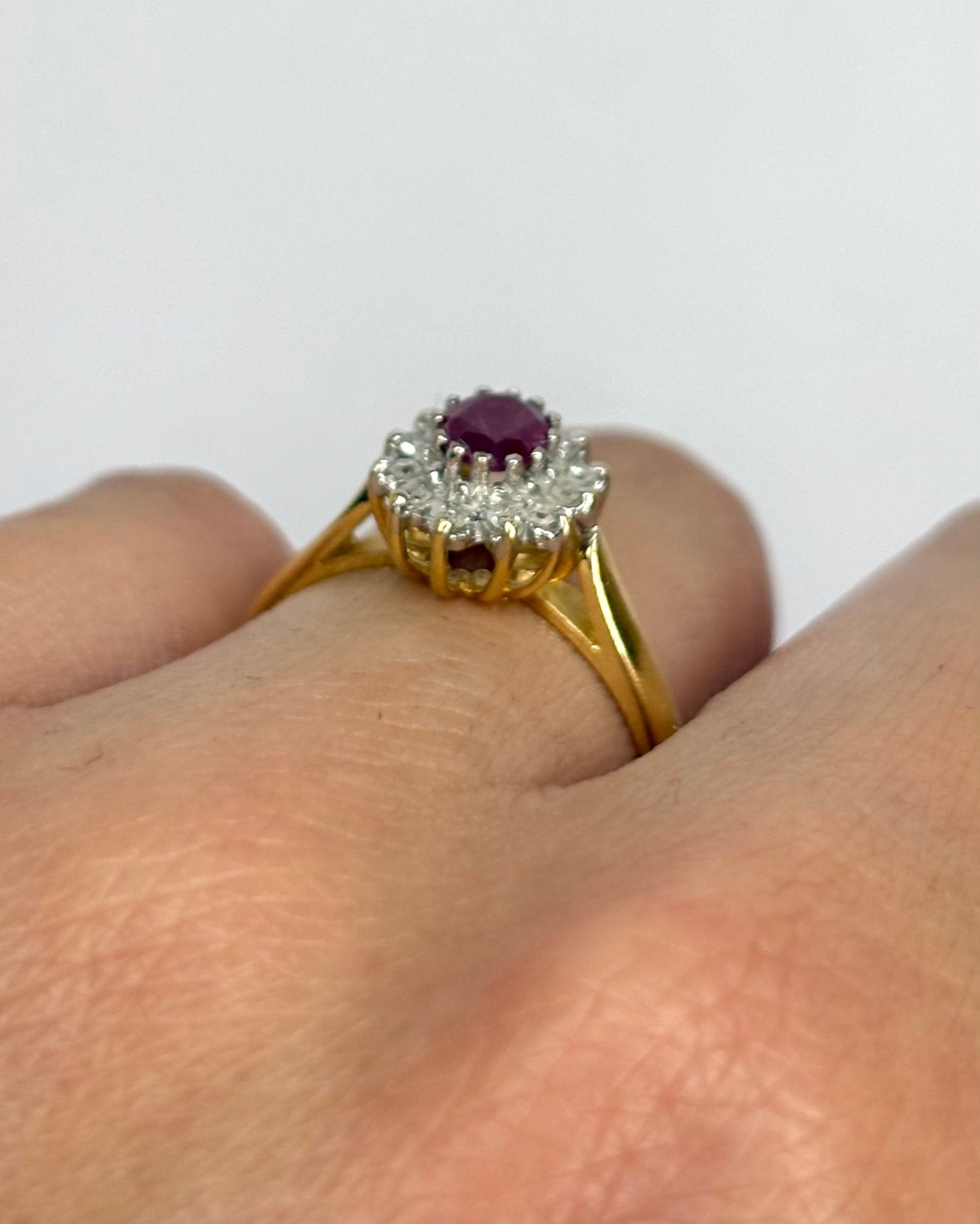 Bague Marguerite Rubis 0.42 carat & 12 Diamants "Adisson" - Elliade Paris