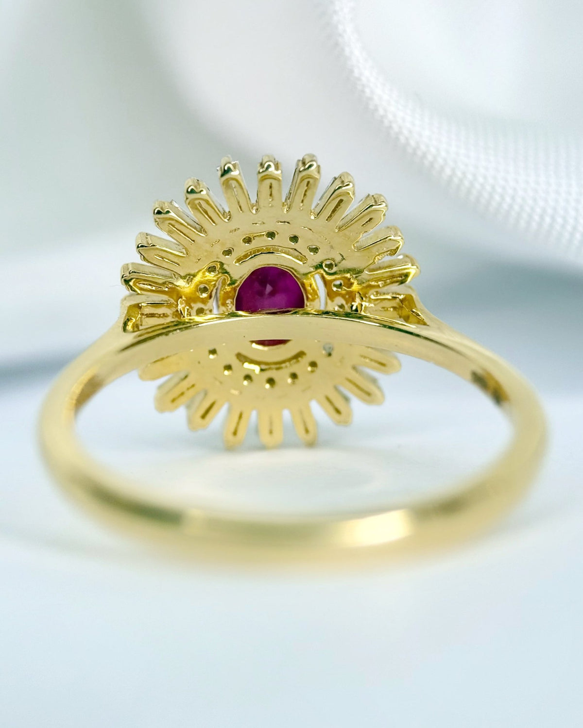 Bague Marguerite Rubis 0.42 carat & Diamants Baguette 0.31 carat "Suzanne" - Elliade Paris