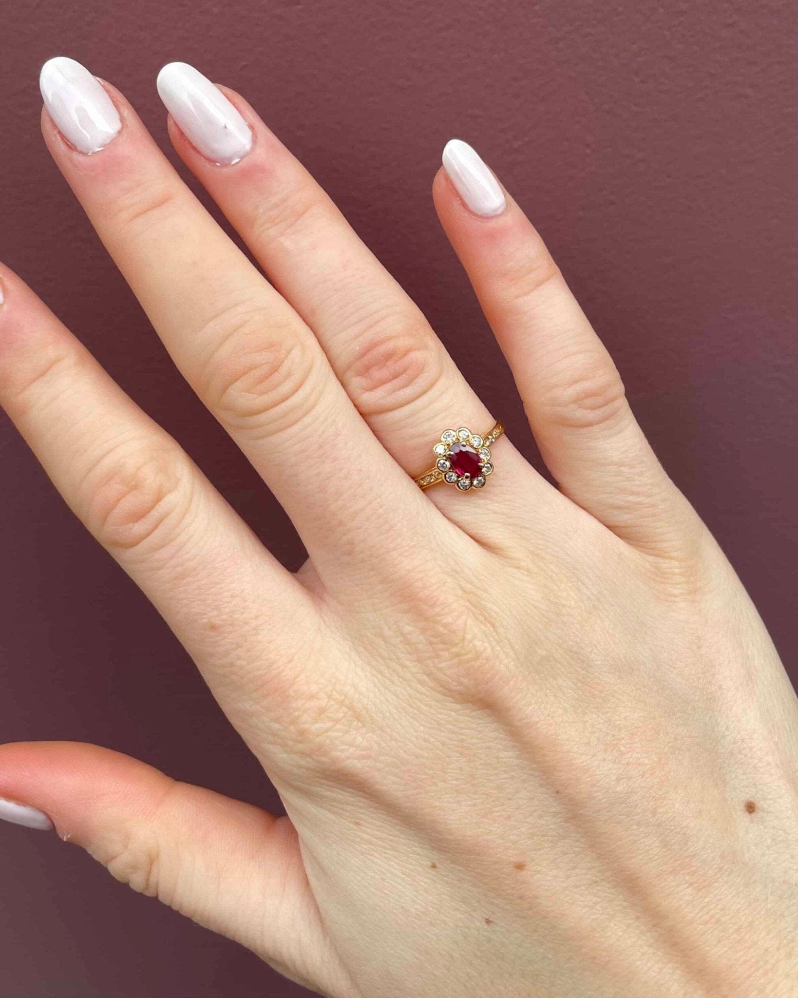 Bague Marguerite Rubis 0.50 Carat & 16 Diamants "Najiaa" - Elliade Paris