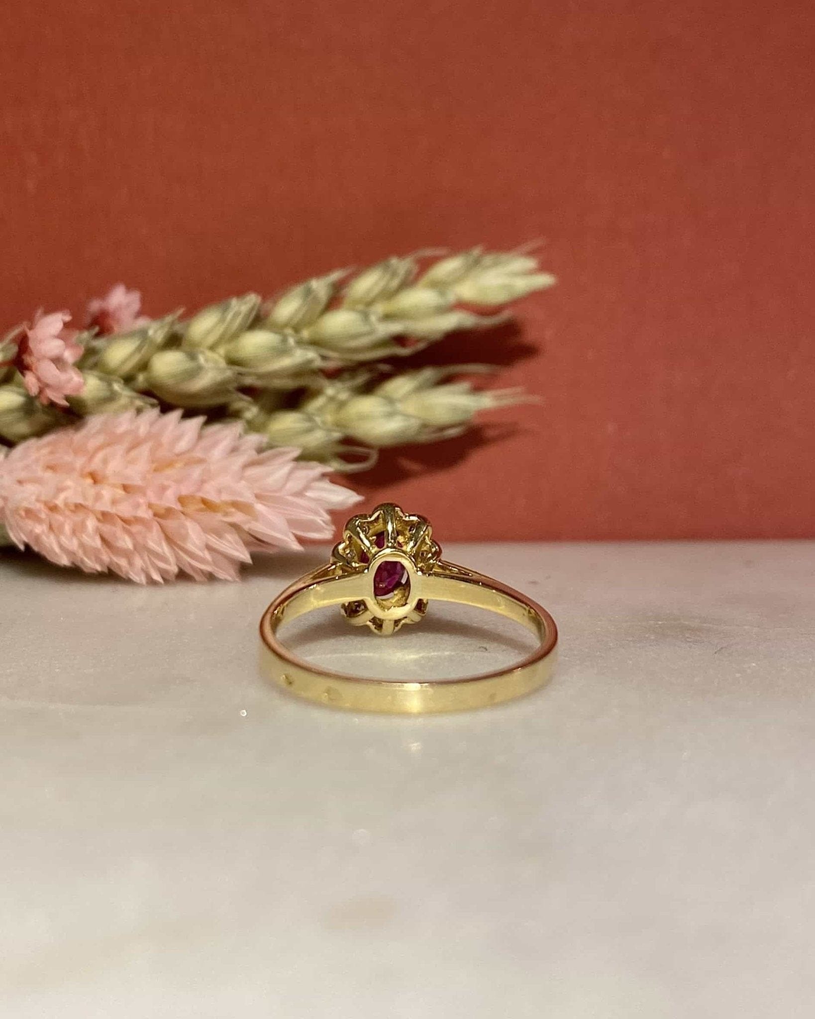 Bague Marguerite Rubis 0.50 Carat & 16 Diamants "Najiaa" - Elliade Paris