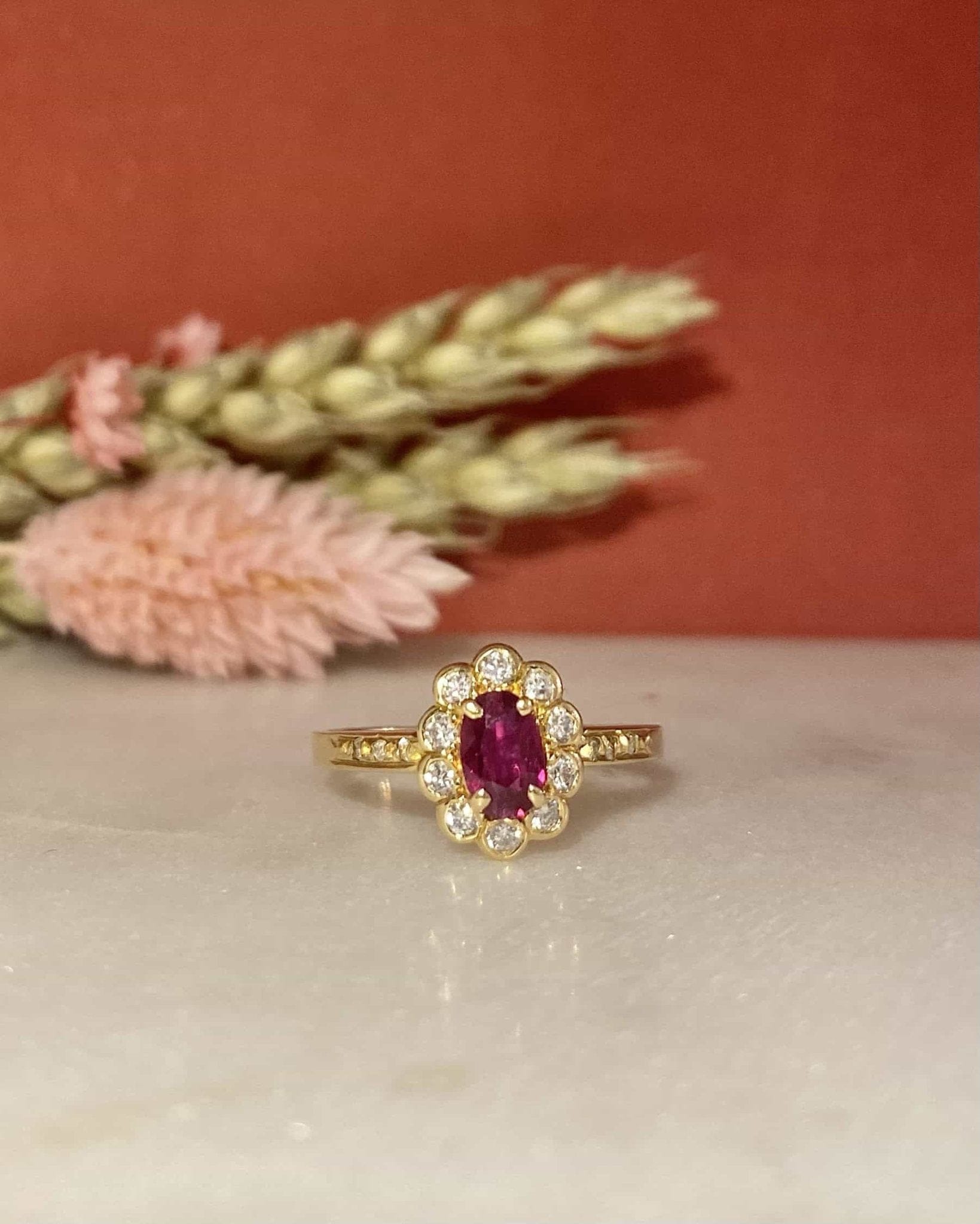 Bague Marguerite Rubis 0.50 Carat & 16 Diamants "Najiaa" - Elliade Paris