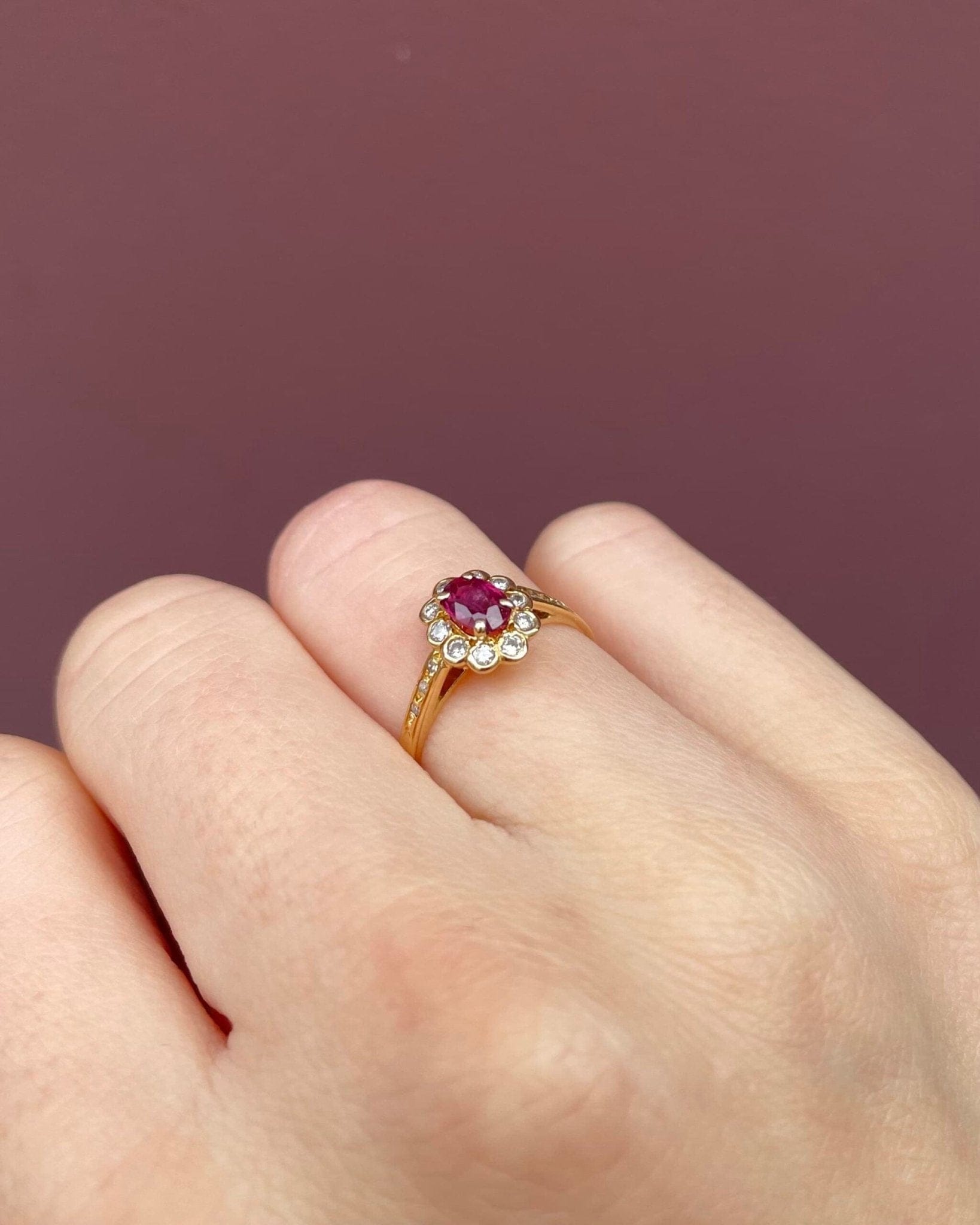 Bague Marguerite Rubis 0.50 Carat & 16 Diamants "Najiaa" - Elliade Paris