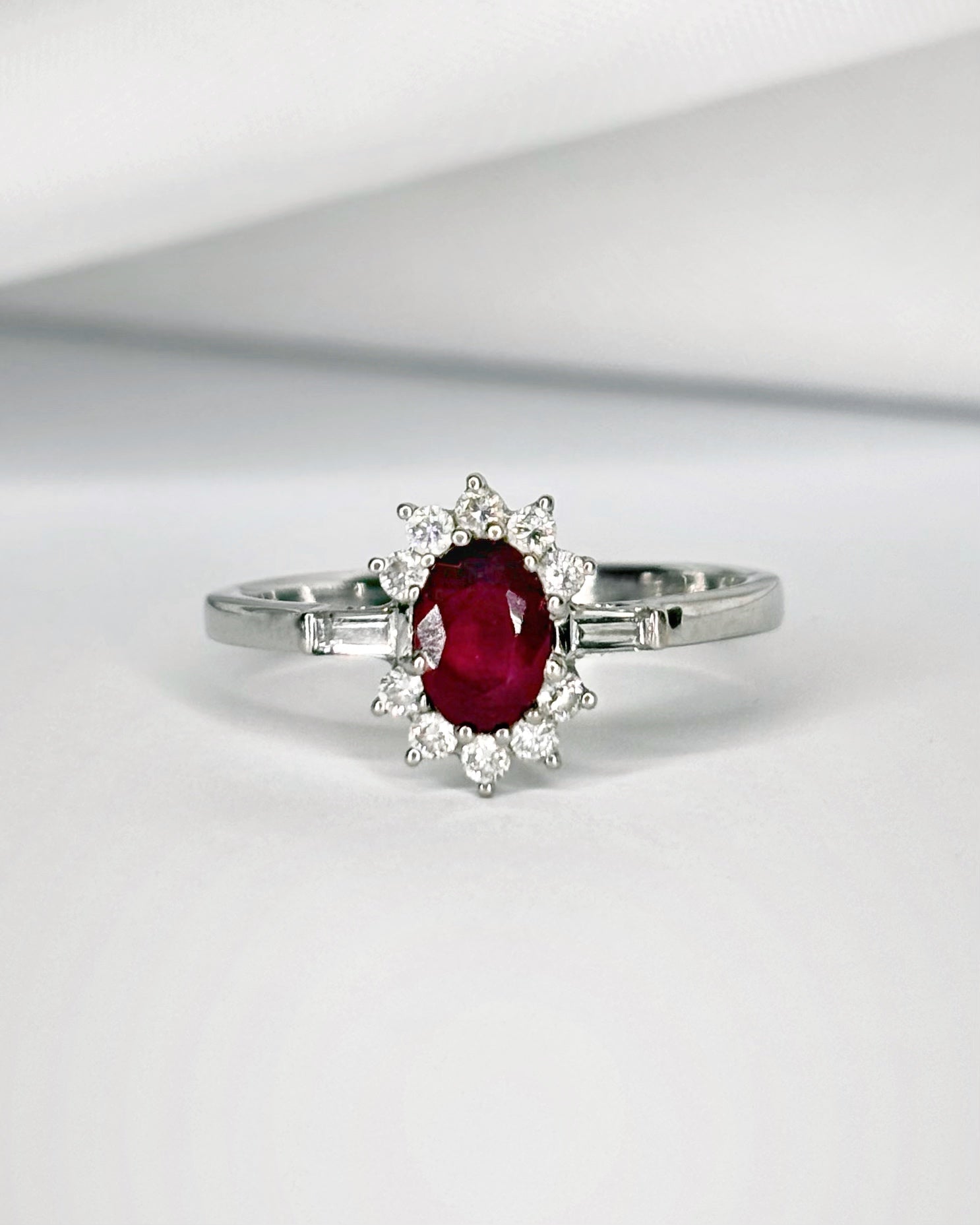 Bague Marguerite Rubis 0.62 carat & 12 Diamants "Nour" - Elliade Paris