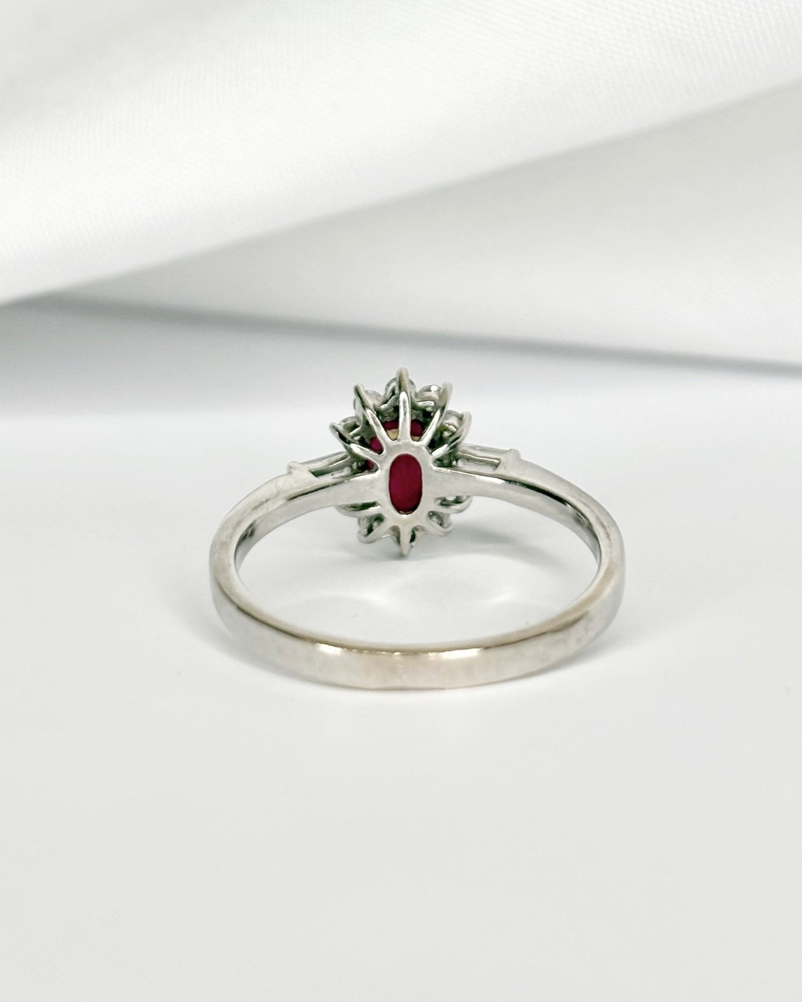 Bague Marguerite Rubis 0.62 carat & 12 Diamants "Nour" - Elliade Paris