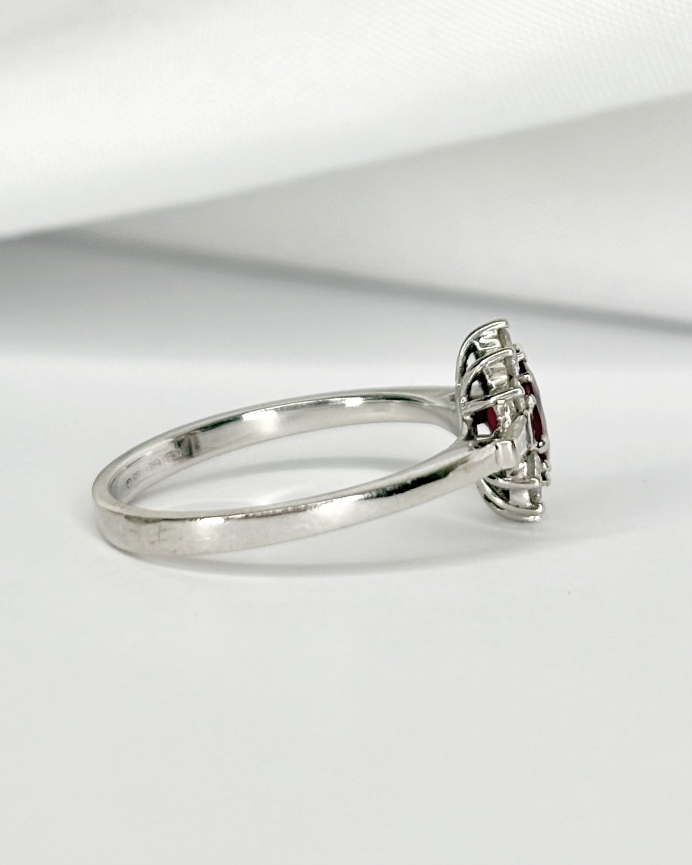 Bague Marguerite Rubis 0.62 carat & 12 Diamants "Nour" - Elliade Paris