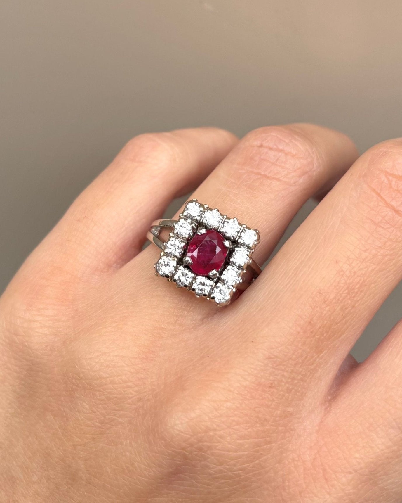 Bague Marguerite Rubis 0.85 carat & 12 Diamants 0.84 carat "Soline" - Elliade Paris