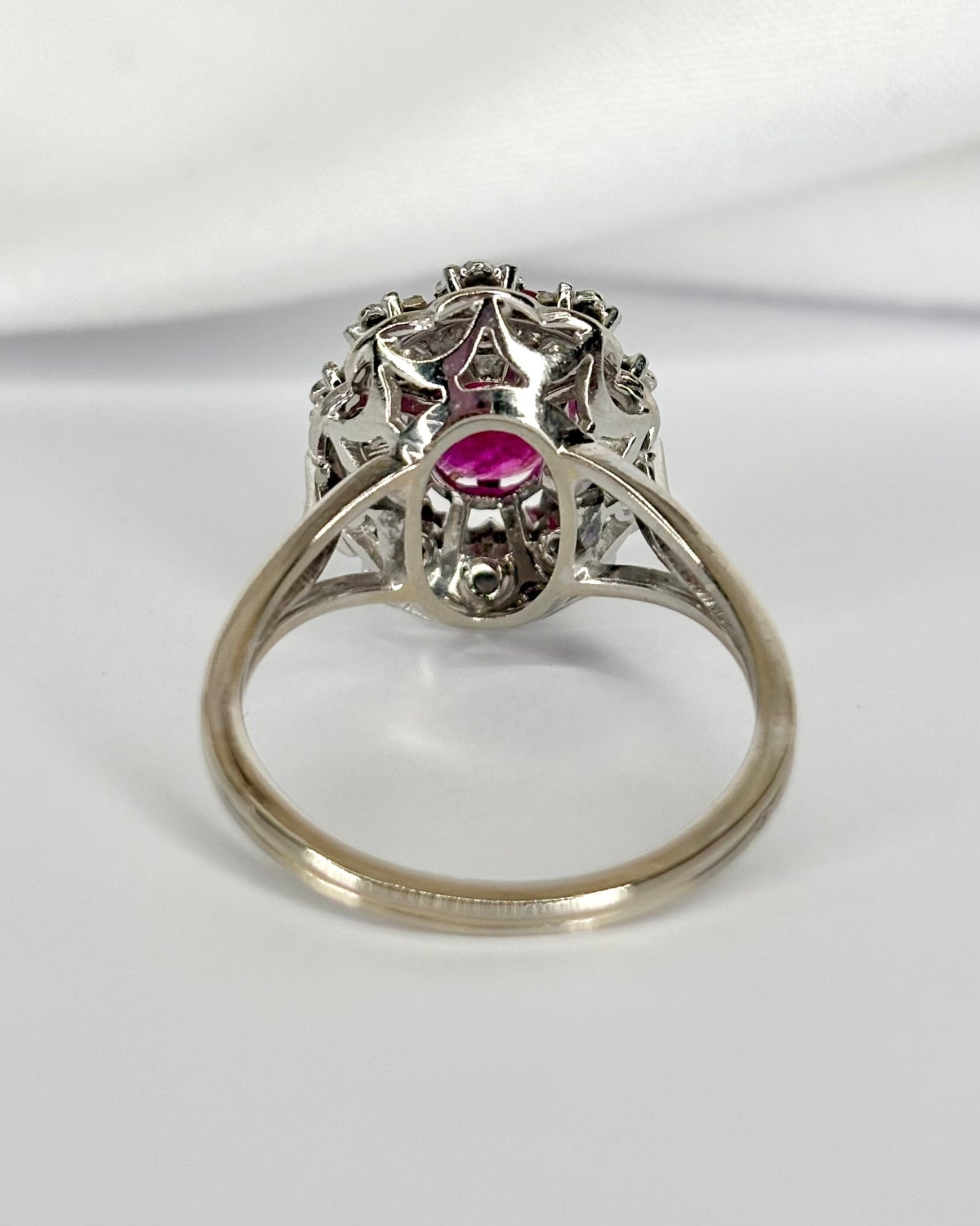 Bague Marguerite Rubis Birman 1.80 carat & 10 Diamants "Kelaya" - Elliade Paris