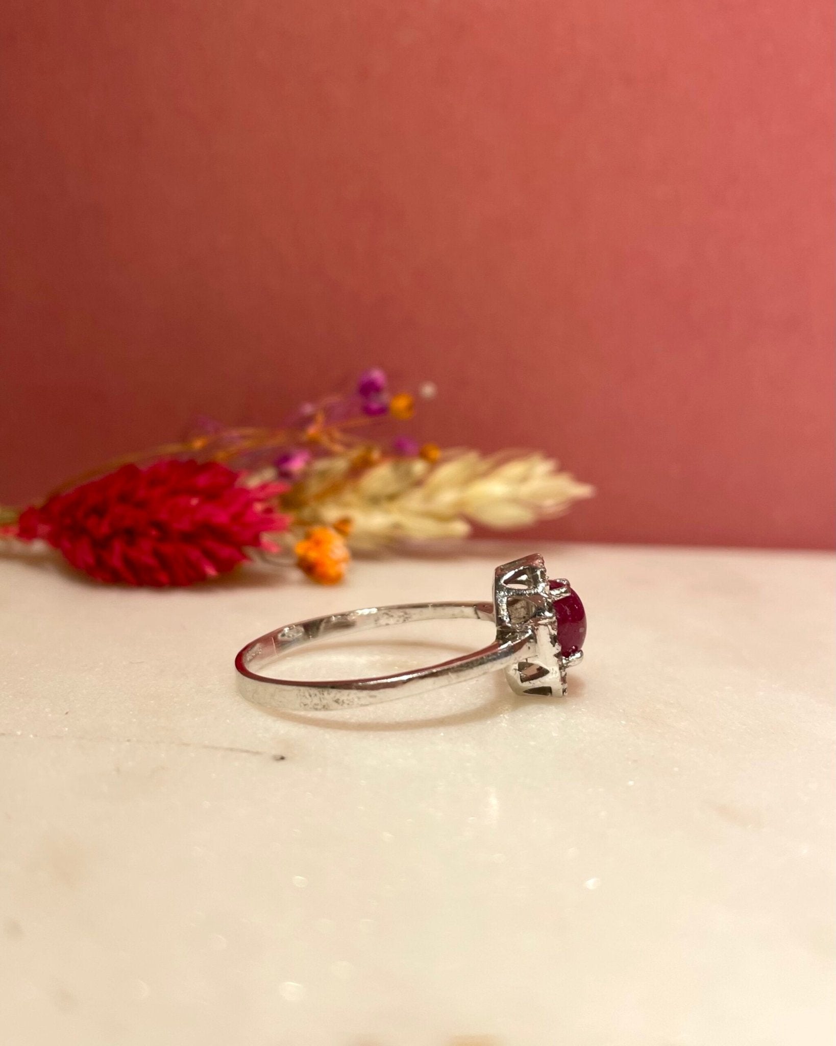Bague Marguerite Rubis Cabochon 0.80 carat & Diamants "Rosy" - Elliade Paris