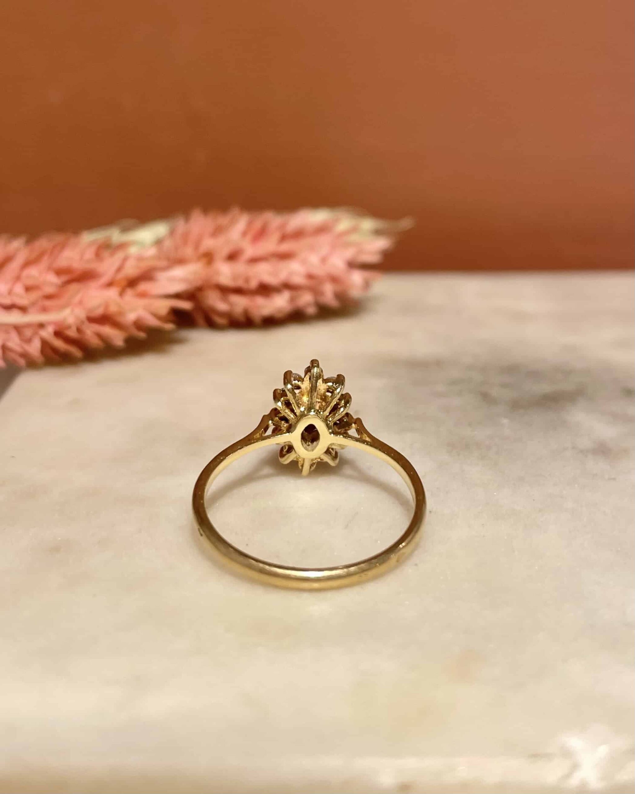 Anillo "Murielle" con margaritas de rubí y diamantes de 0,30 quilates