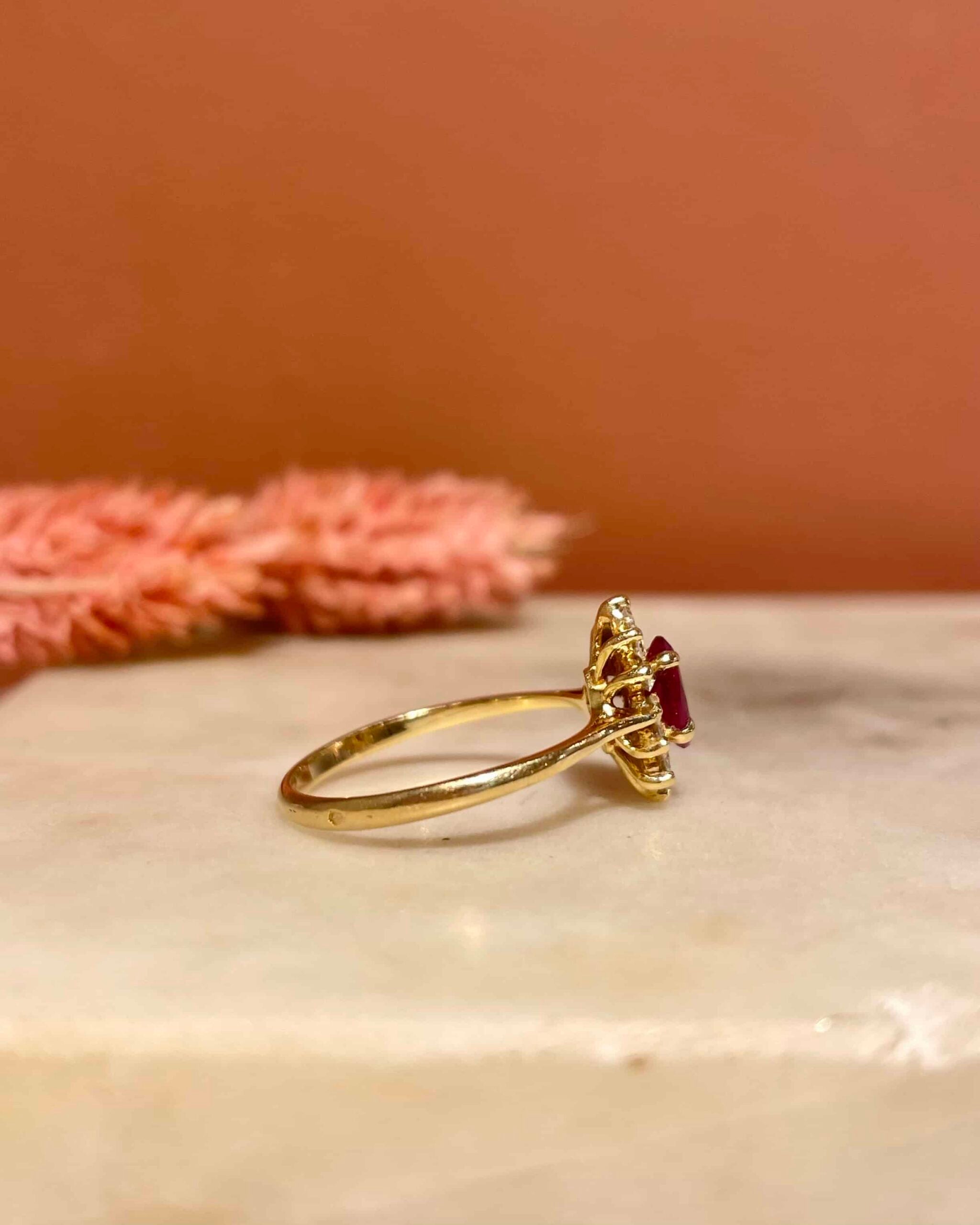 Anillo "Murielle" con margaritas de rubí y diamantes de 0,30 quilates