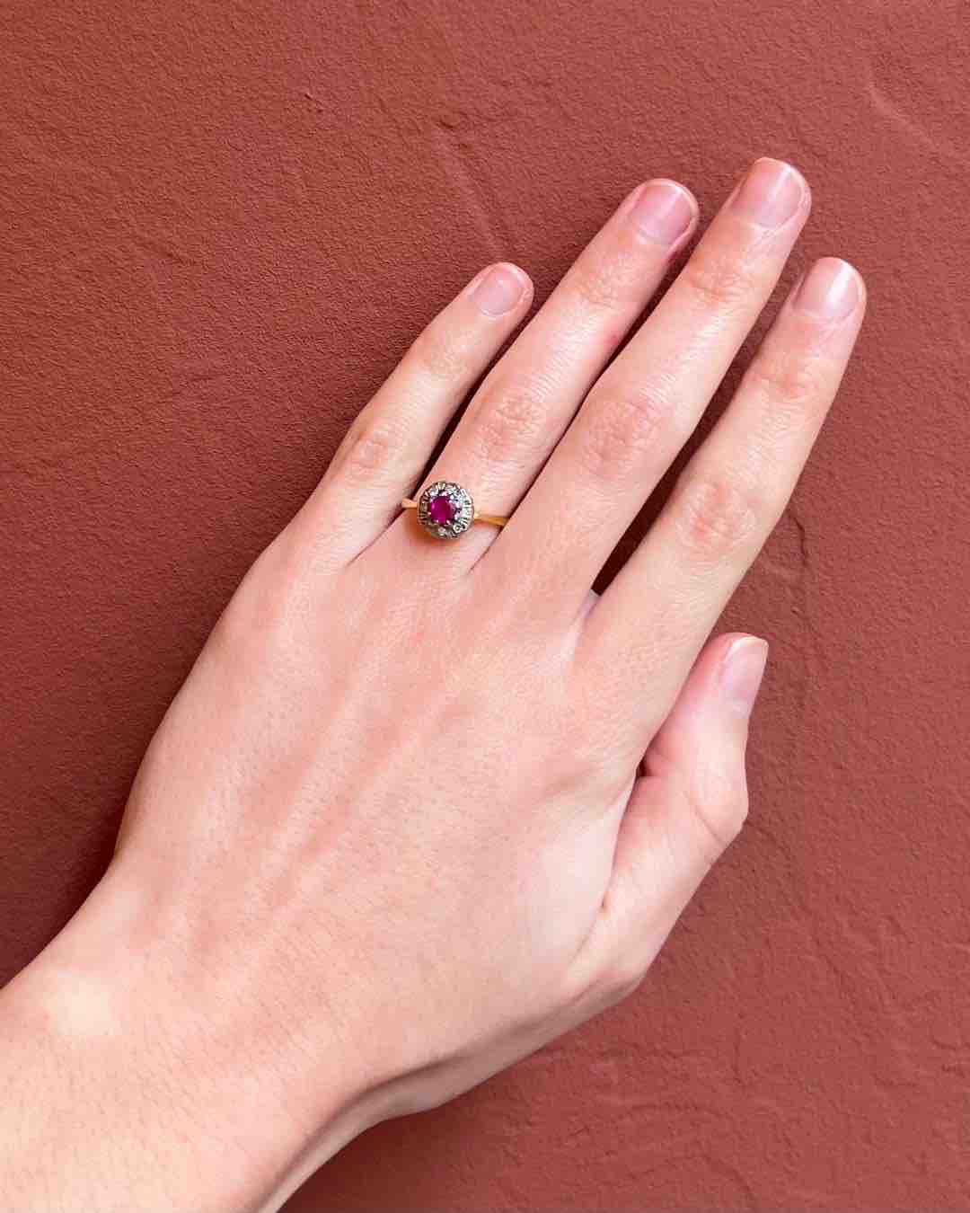 Anillo de margaritas con rubí y diamantes "Anélia"