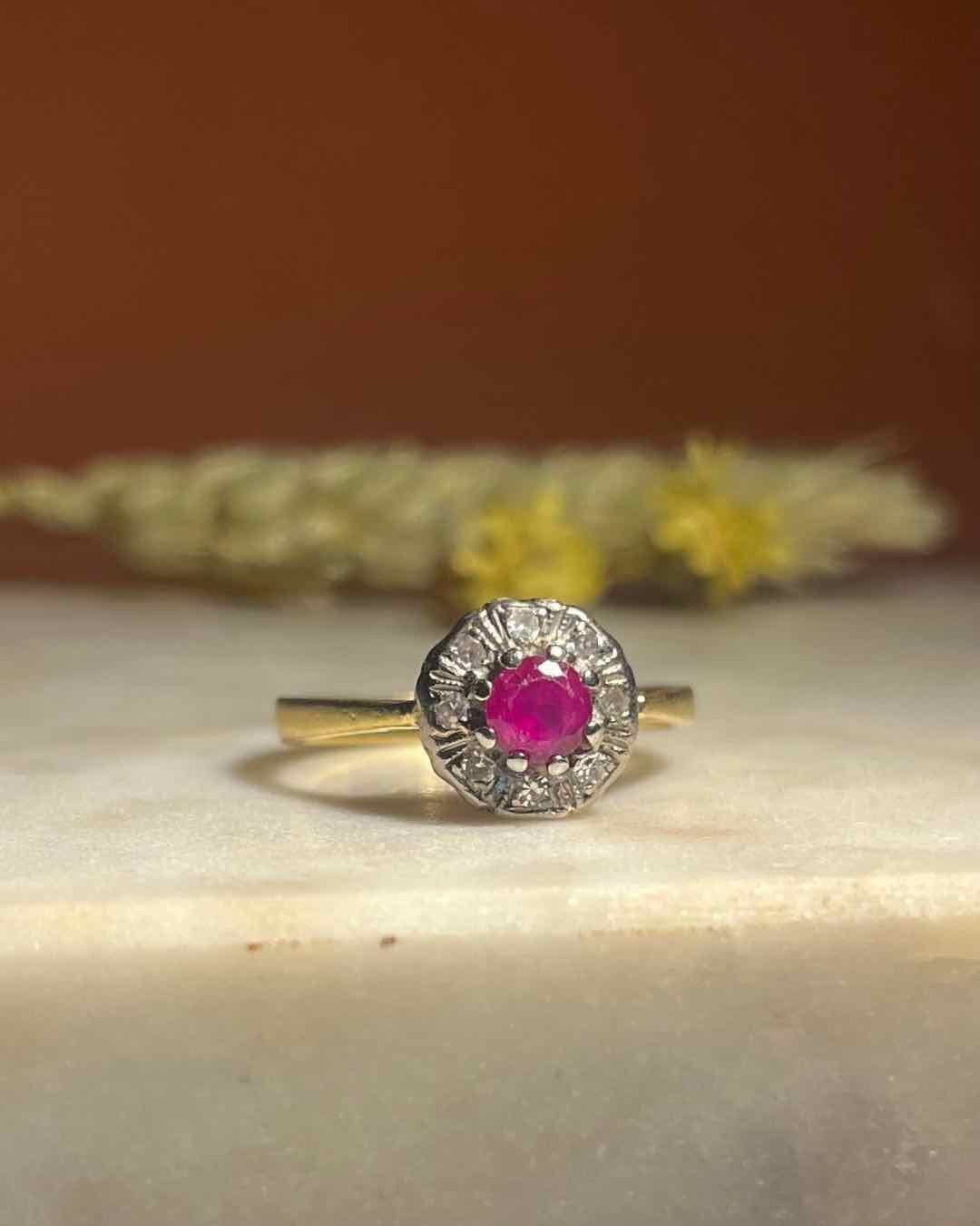 Anillo de margaritas con rubí y diamantes "Anélia"