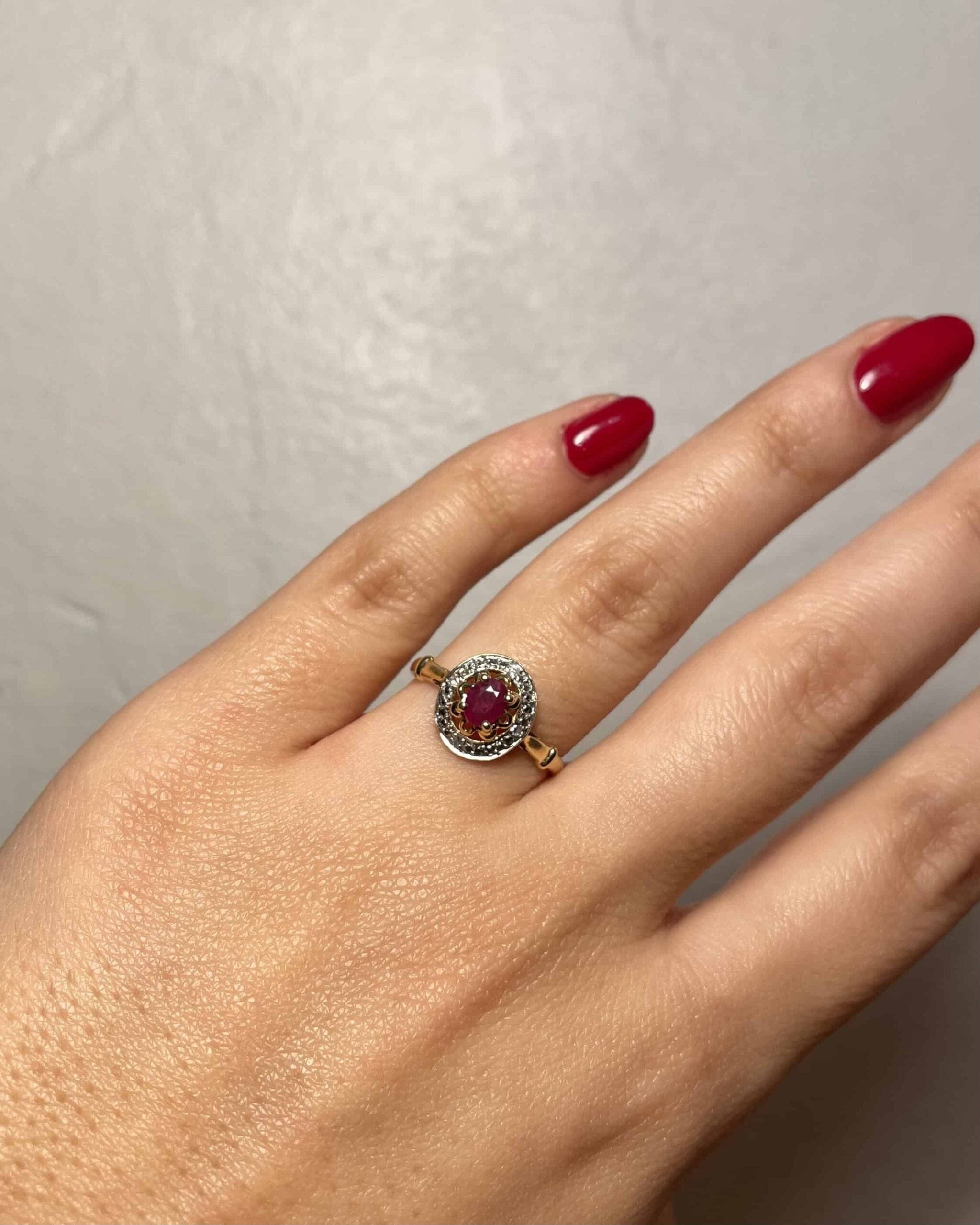 Anillo estilo Art Déco con rubí de 0,55 quilates y diamantes "Carla"