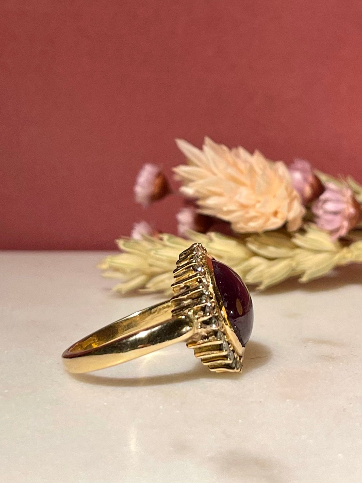 Bague Marguerite rubis étoilé 8 carats & 28 diamants "Carolina" - Elliade Paris