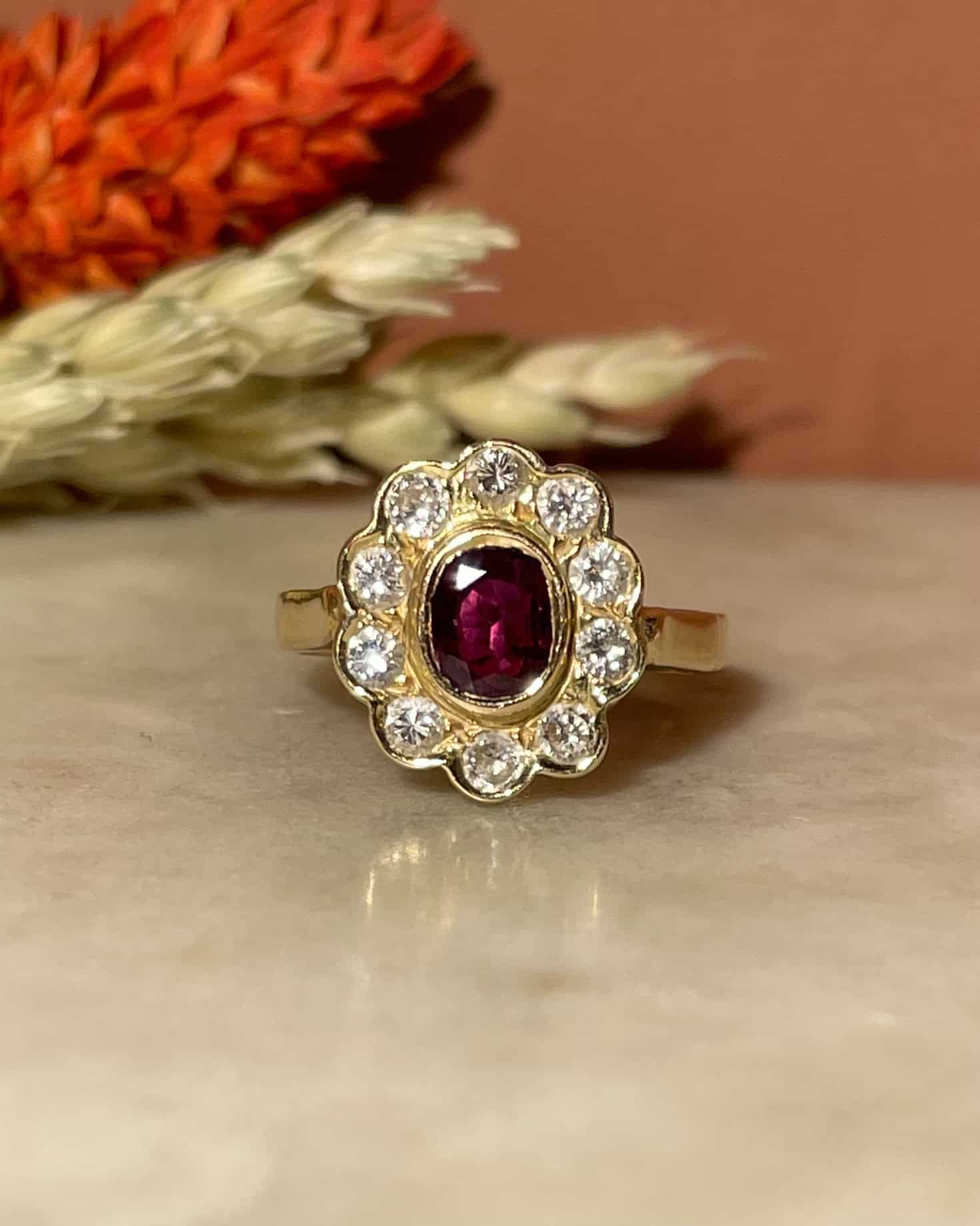 Anillo "Armelle" con rubí de 0,70 quilates y margarita de 10 diamantes