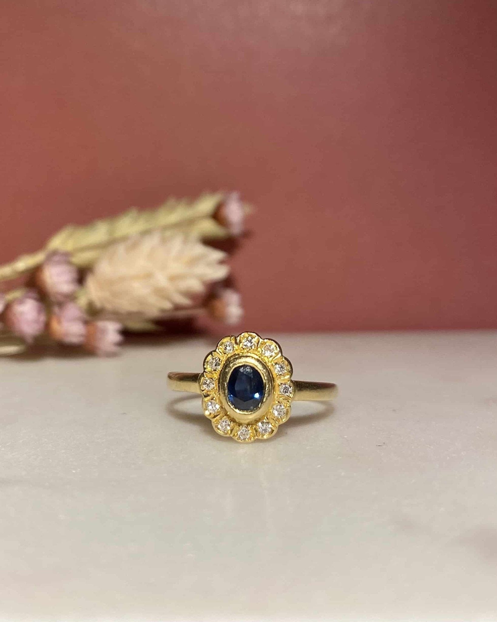 Bague Marguerite Saphir 0.30 Carat & Diamants "Vivianne" - Elliade Paris