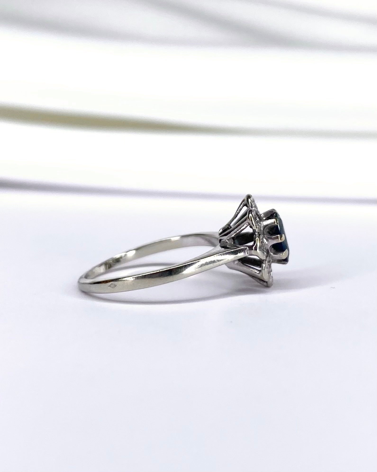 Bague Marguerite Saphir 0.40 carat & 8 Diamants "Agata" - Elliade Paris