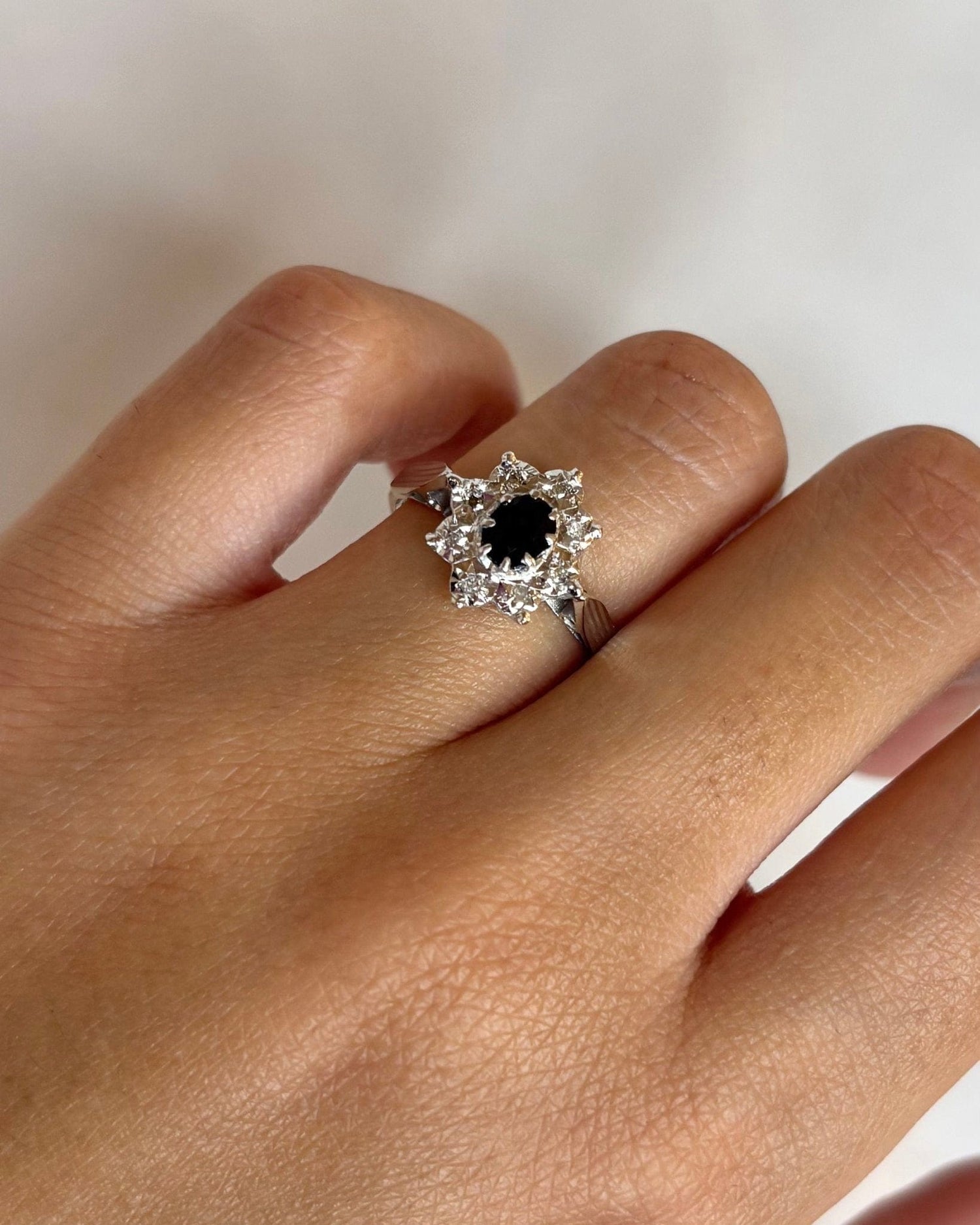 Bague Marguerite Saphir 0.40 carat & 8 Diamants “Camille” - Elliade Paris