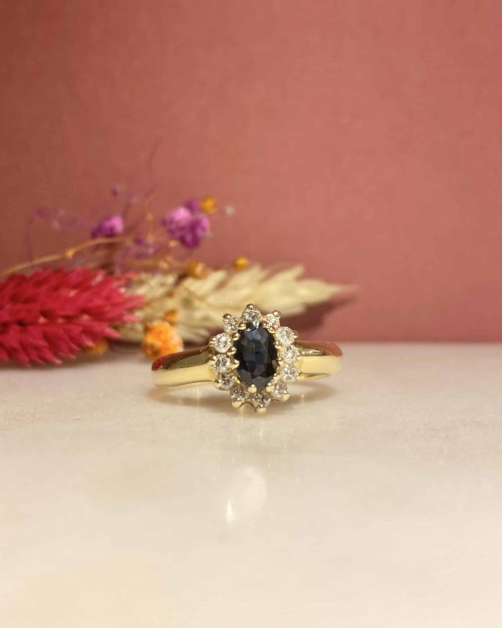 Bague Marguerite Saphir 0.40 Carat & Diamants "Constance" - Elliade Paris