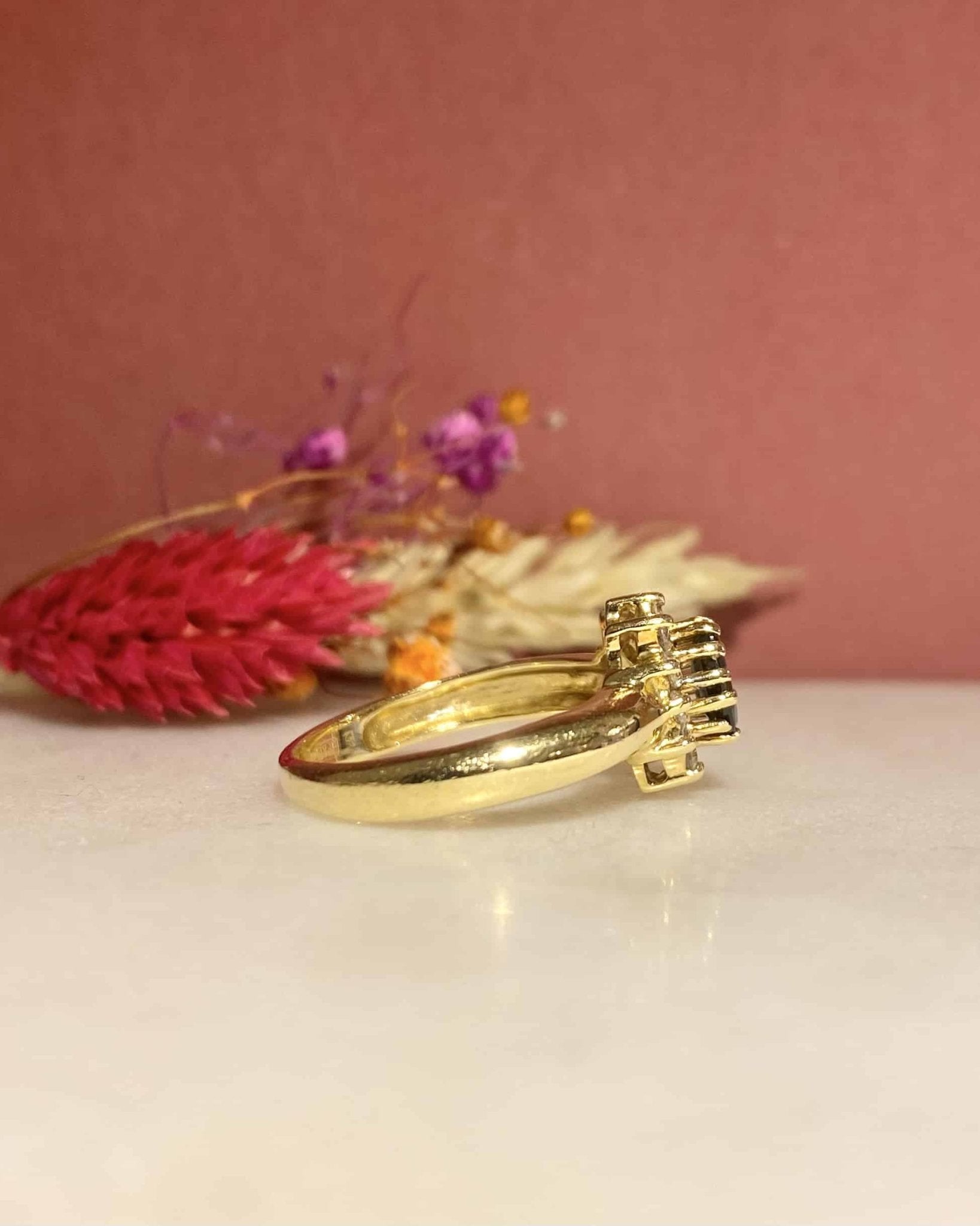 Bague Marguerite Saphir 0.40 Carat & Diamants "Constance" - Elliade Paris