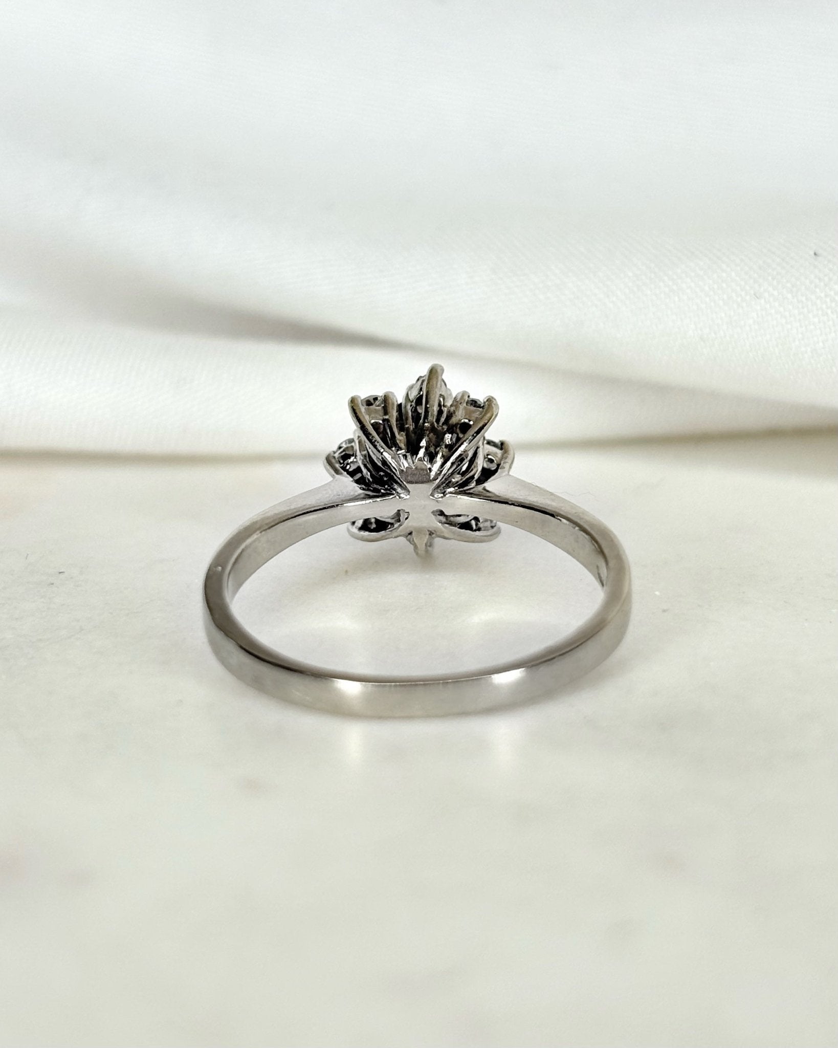 Bague Marguerite Saphir 0.50 carat & 8 Diamants "Charlotte" - Elliade Paris