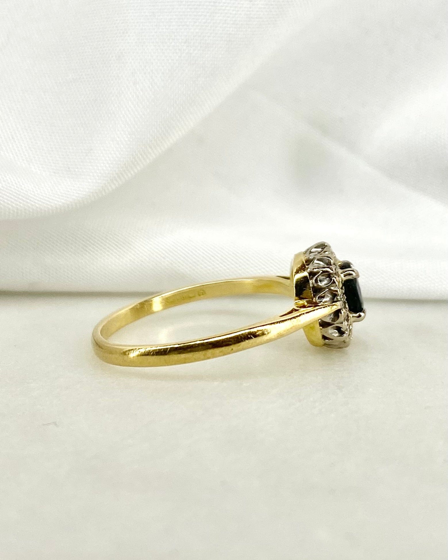 Bague Marguerite Saphir 0.50 carat & 8 Diamants "Emna" - Elliade Paris