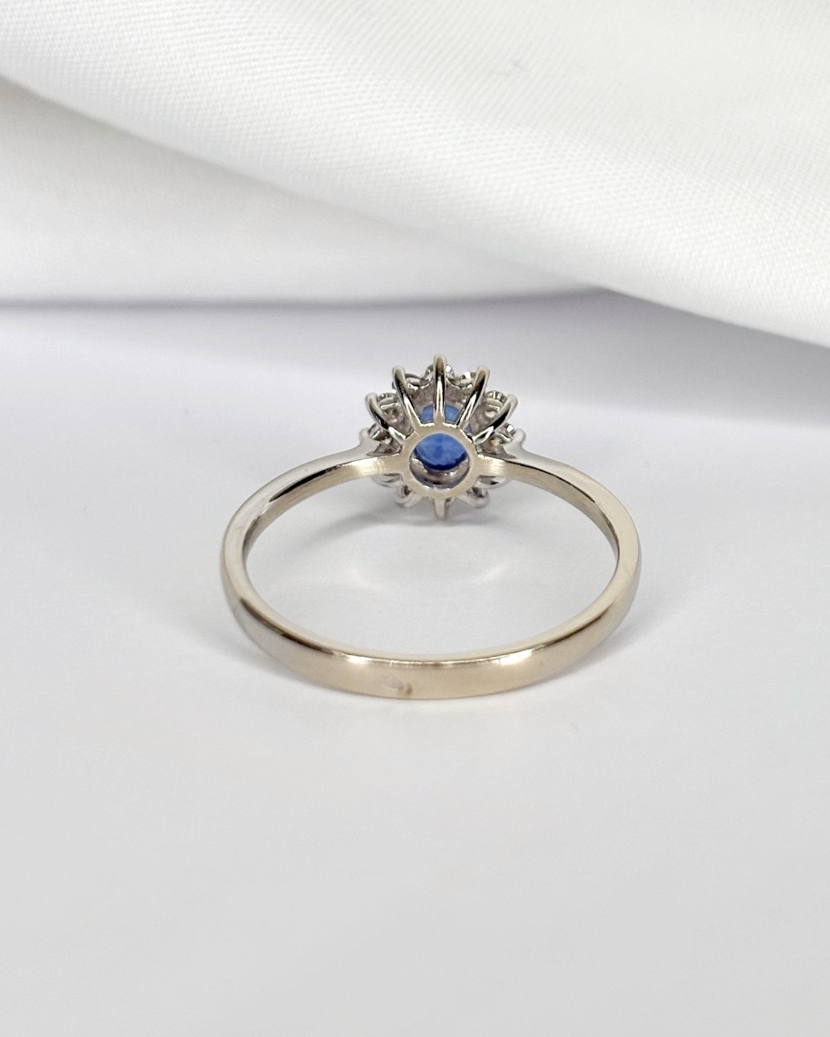 Bague Marguerite Saphir 0.50 carat & Diamants 0.24 carat "Céline" - Elliade Paris
