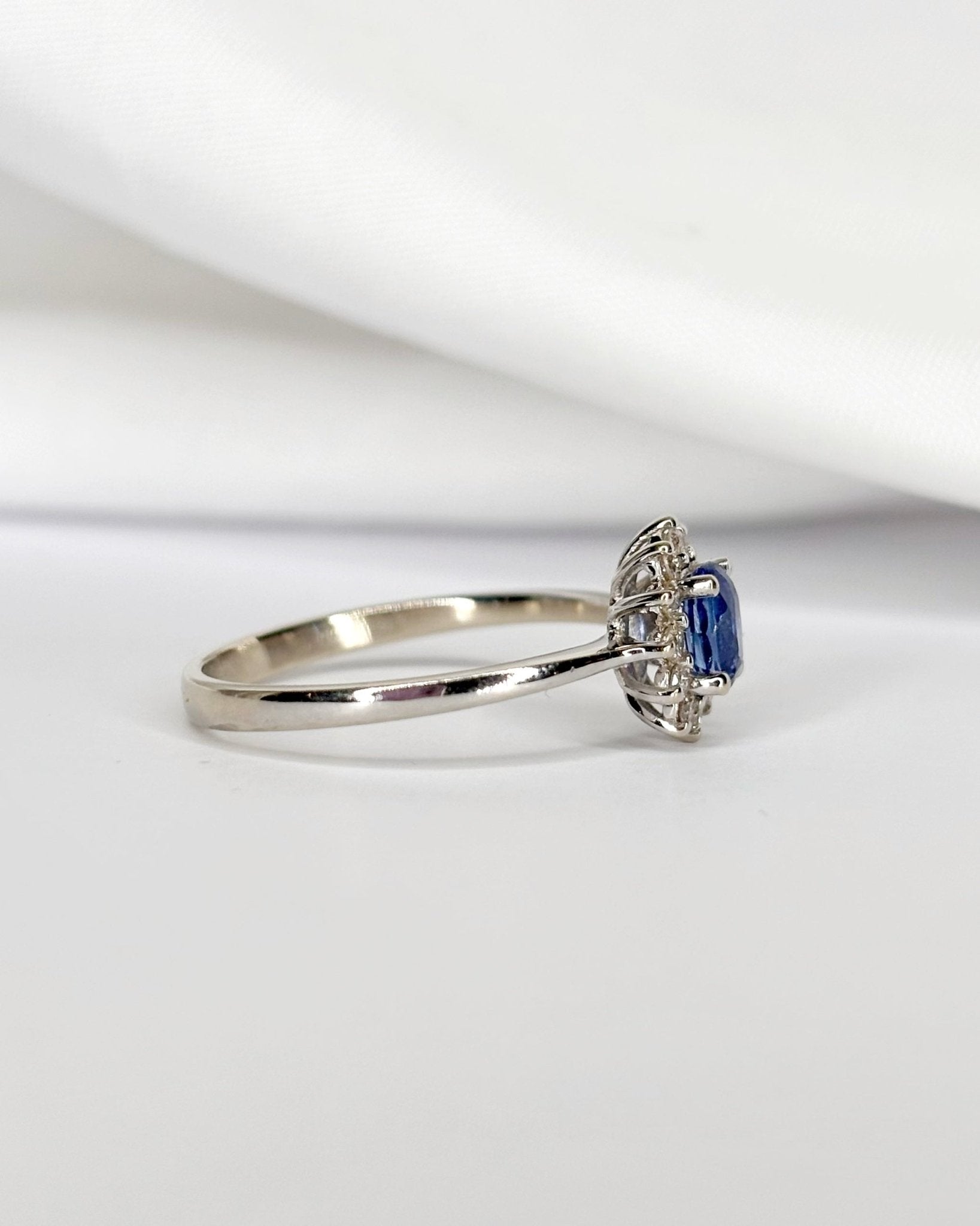 Bague Marguerite Saphir 0.50 carat & Diamants 0.24 carat "Céline" - Elliade Paris