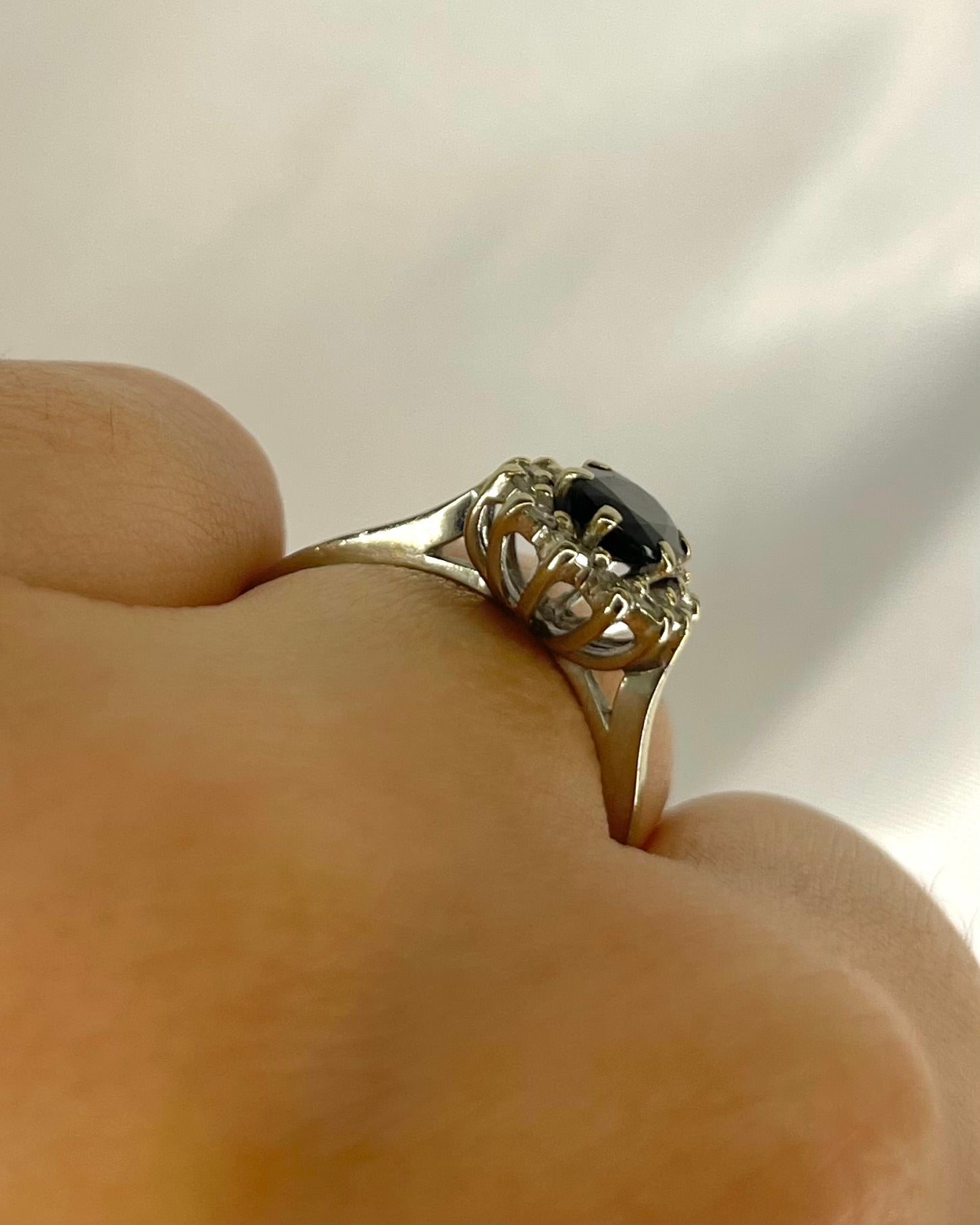 Bague Marguerite Saphir 0.50 carat & Diamants 0.40 carat "Iona" - Elliade Paris