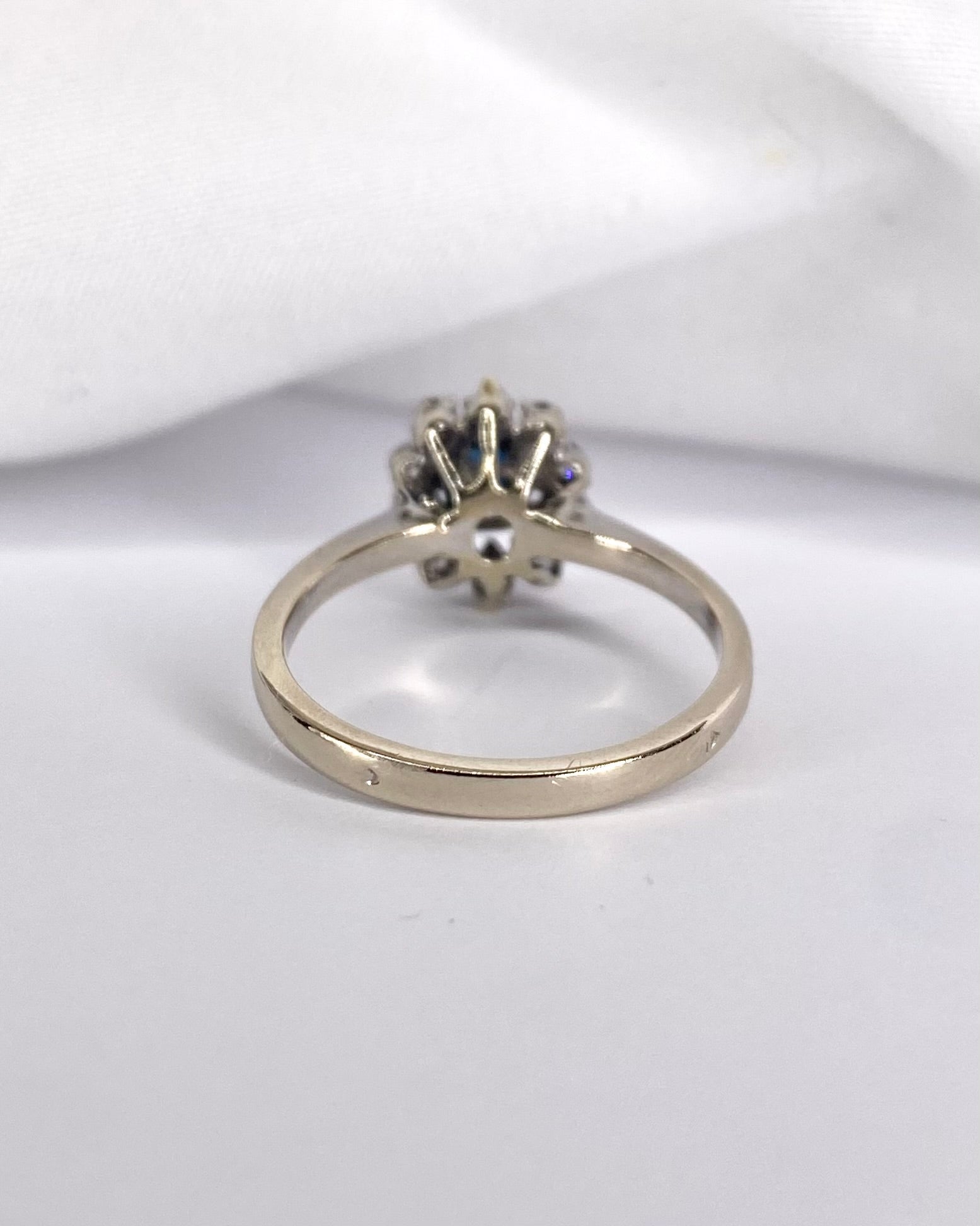 Bague Marguerite Saphir 0.52 carat & 10 Diamants "Louisa" - Elliade Paris