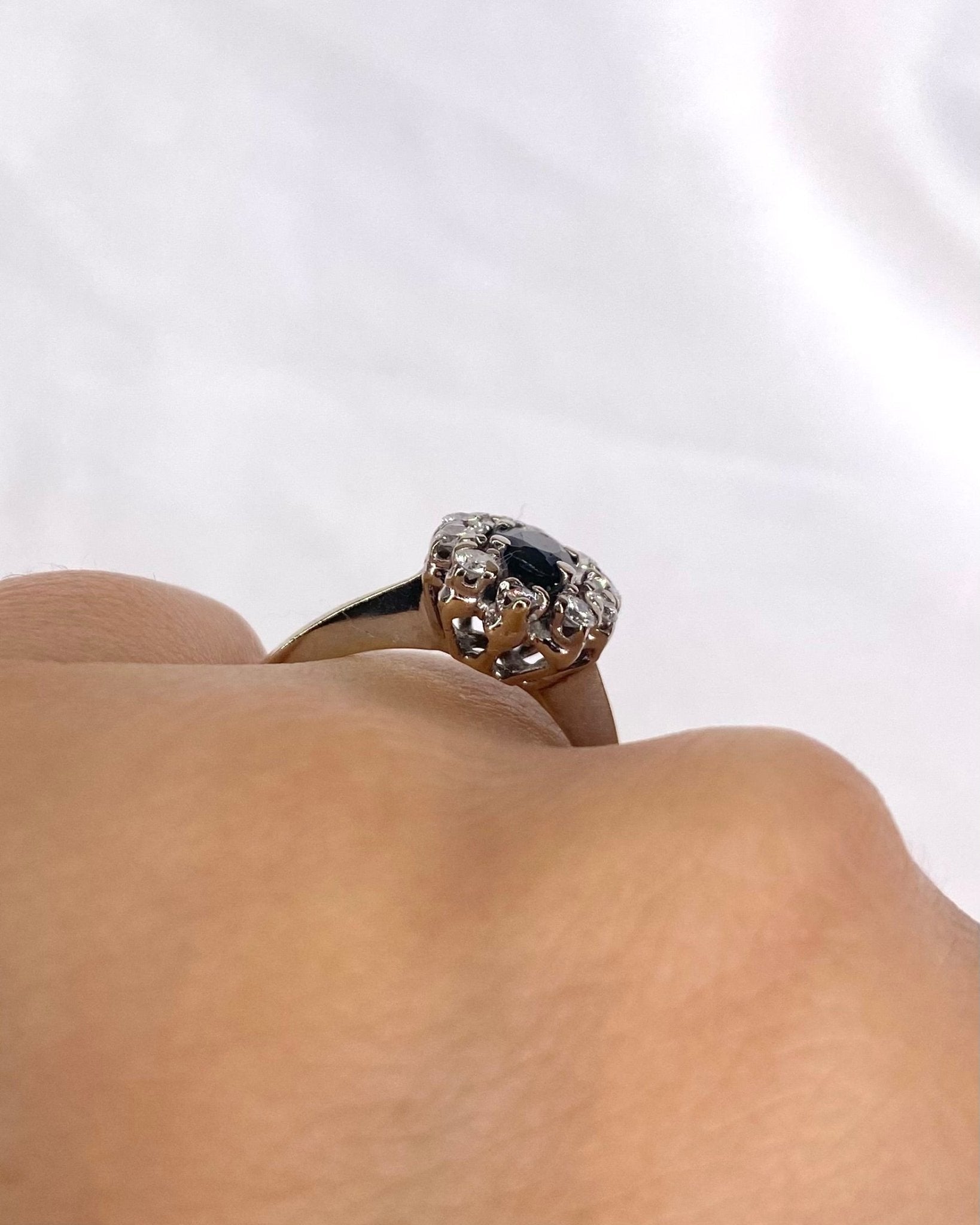 Bague Marguerite Saphir 0.52 carat & 10 Diamants "Louisa" - Elliade Paris