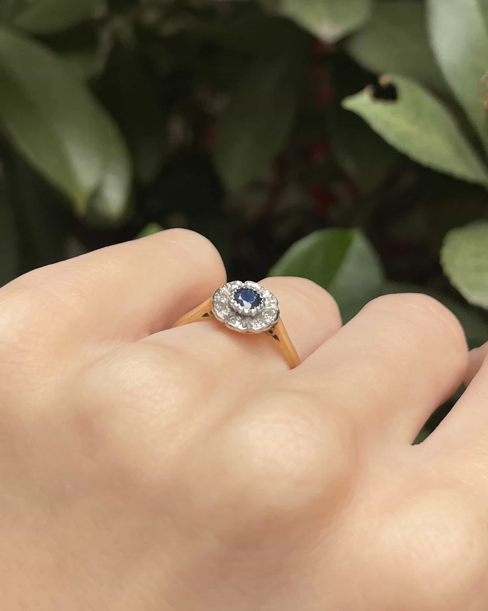 Bague Marguerite Saphir 0.55 carat & Diamants "Célestine" - Elliade Paris